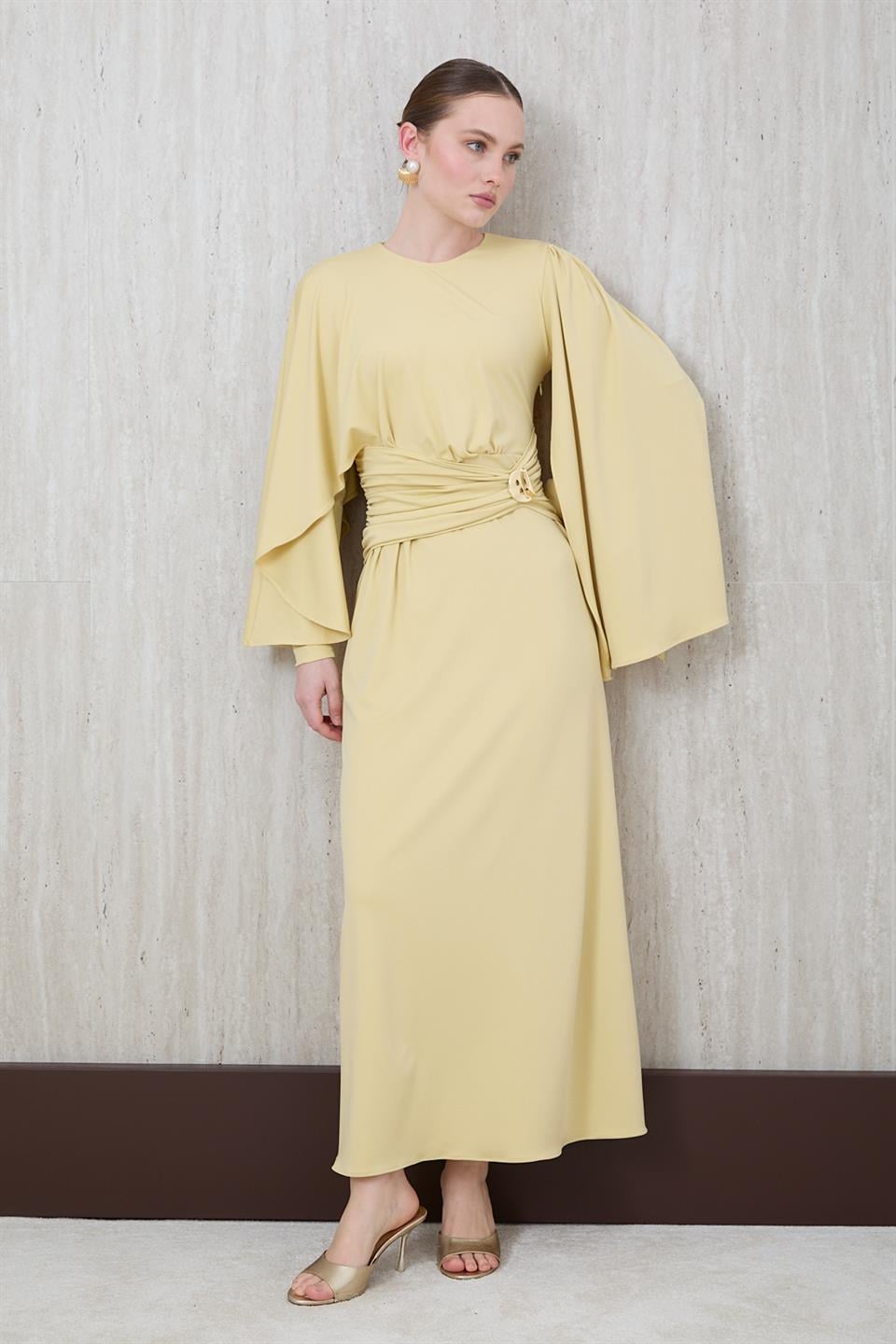 Pelerin Kol Gold Aksesuarlı Elbise - Sarı