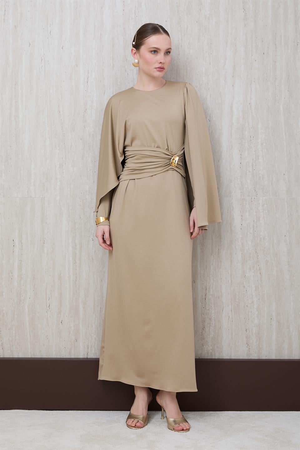 Pelerin Kol Gold Aksesuarlı Elbise - Vizon