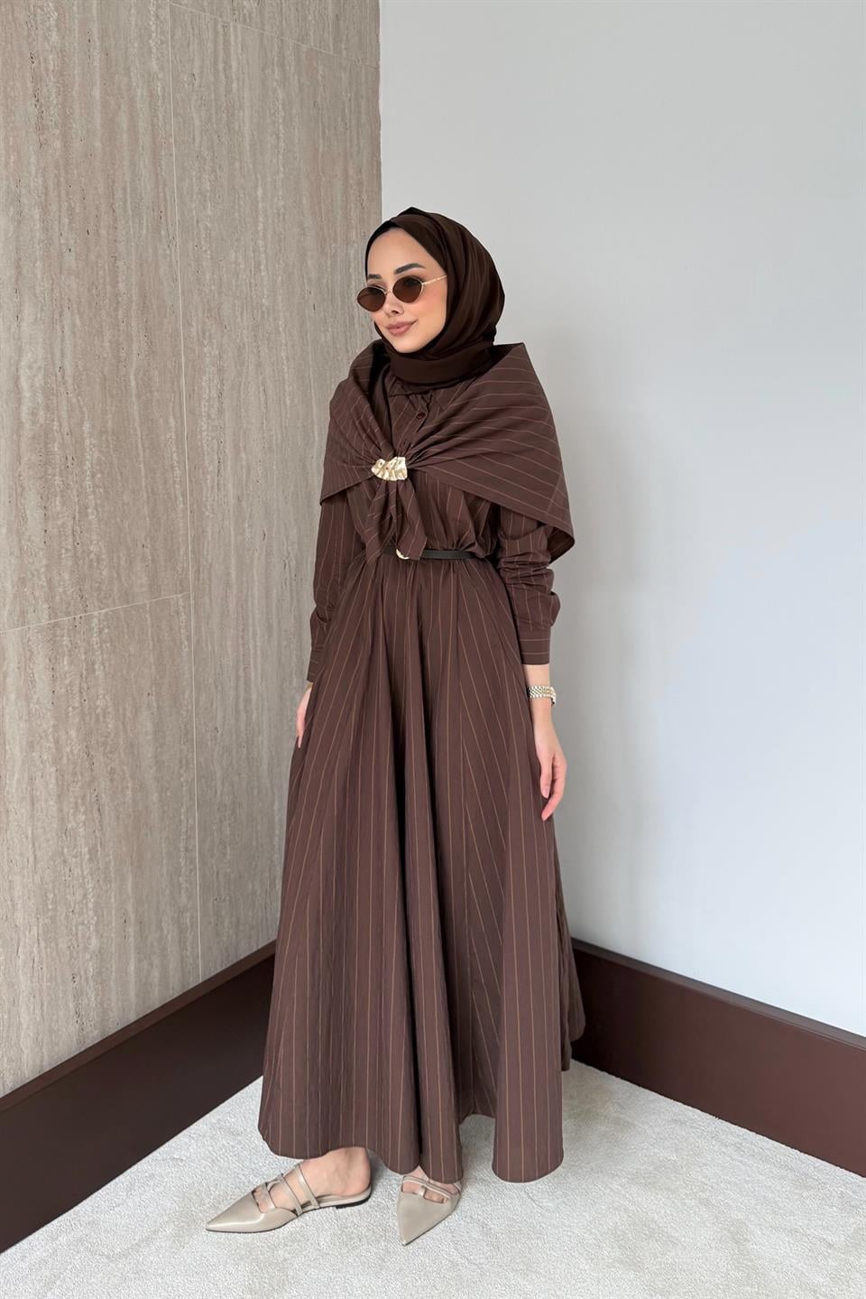 Şal Aksesuarlı Çizgili Elbise - Kahve