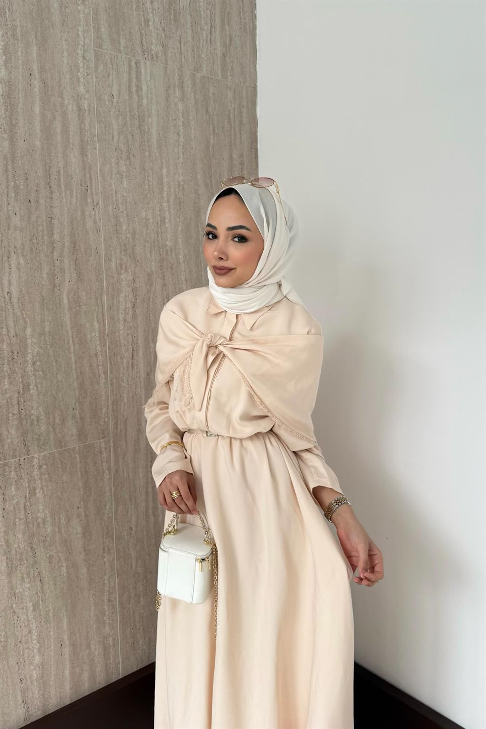 Şal Aksesuarlı Kemerli Modal Elbise - Bej