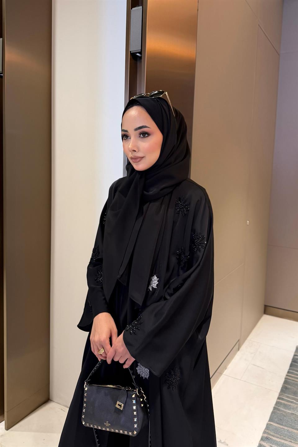 Şal Aksesuarlı Nakış Boncuklu Abaya - Siyah