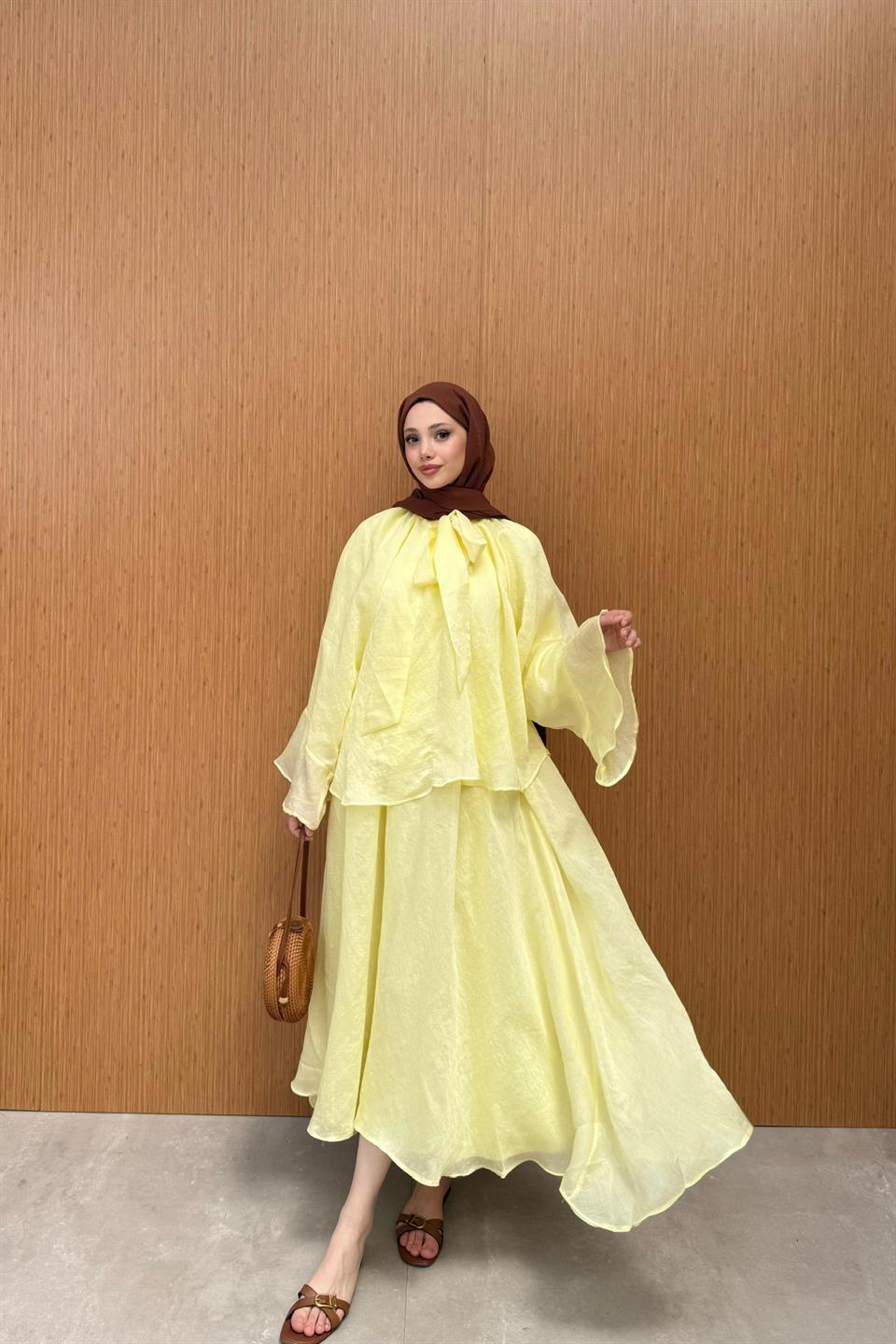 Uyda yolgiz qolgan va jinsiy aloqada bolgan yosh er-xotinning porno videosi