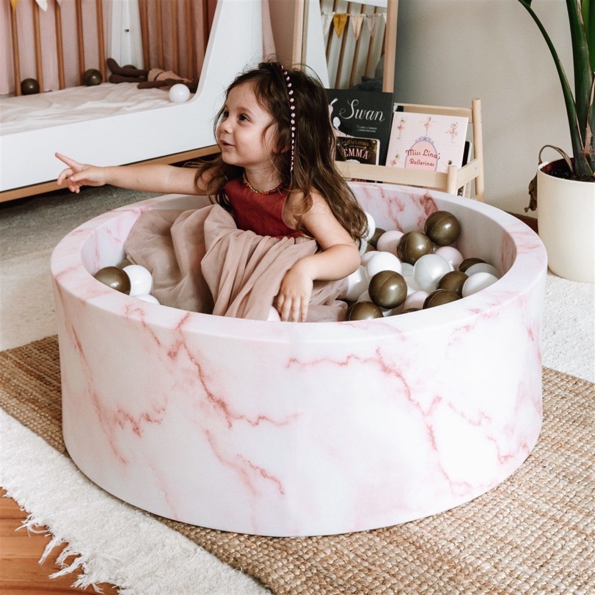 Pembe Mermer Top Havuzu-Pudra/Gri/Beyaz Top