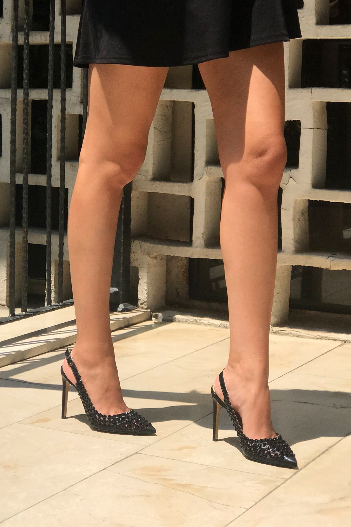 Valentina Siyah Deri Taşlı Yazlık Topuklu Ayakkabı - Trendytopuk.com