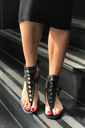 Siyah Metal Taşlı Bilekli Deri Sandalet - GITANA