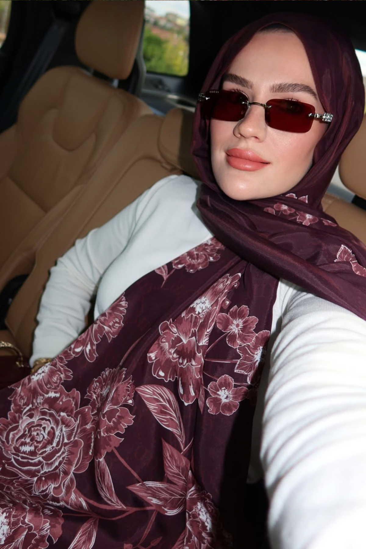 Tuğbanın Tercihi Floriva Monogram Floş Şal Kızıl