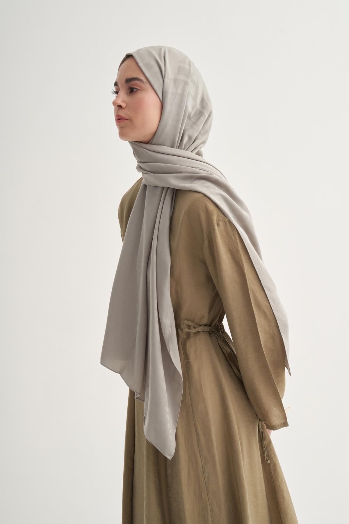 Yazı Desen Jakar İtalyan İpekli Şal Açık Gri