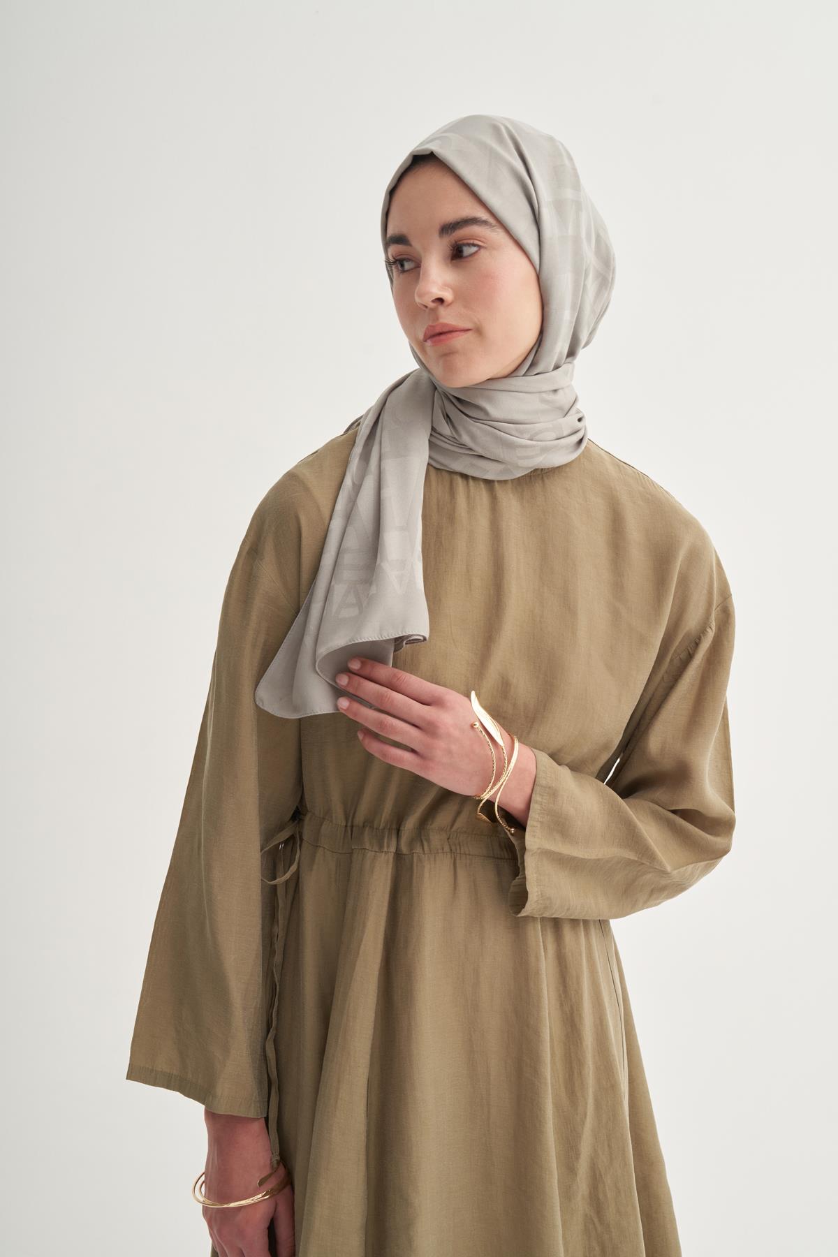 Yazı Desen Jakar İtalyan İpekli Şal Açık Gri