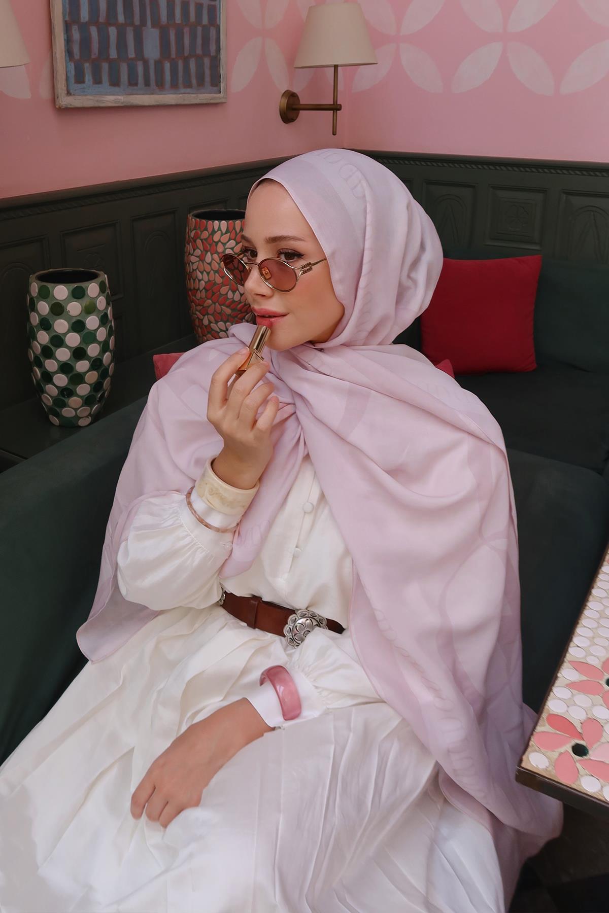 Feyza Hakyemezin Tercihi Aura Pudra Monogram Floş Şal