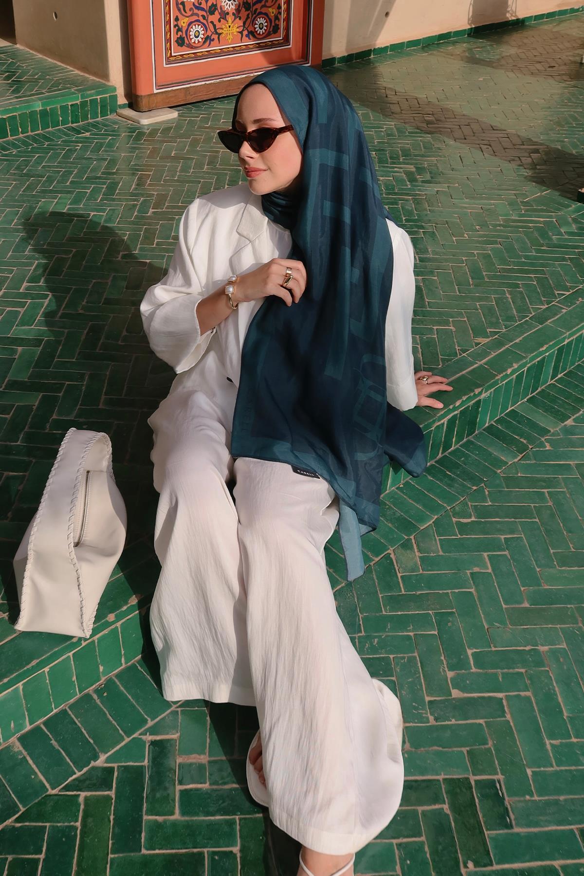 Feyza Hakyemezin Tercihi Glamour Zümrüt Yeşili Monogram Floş Şal