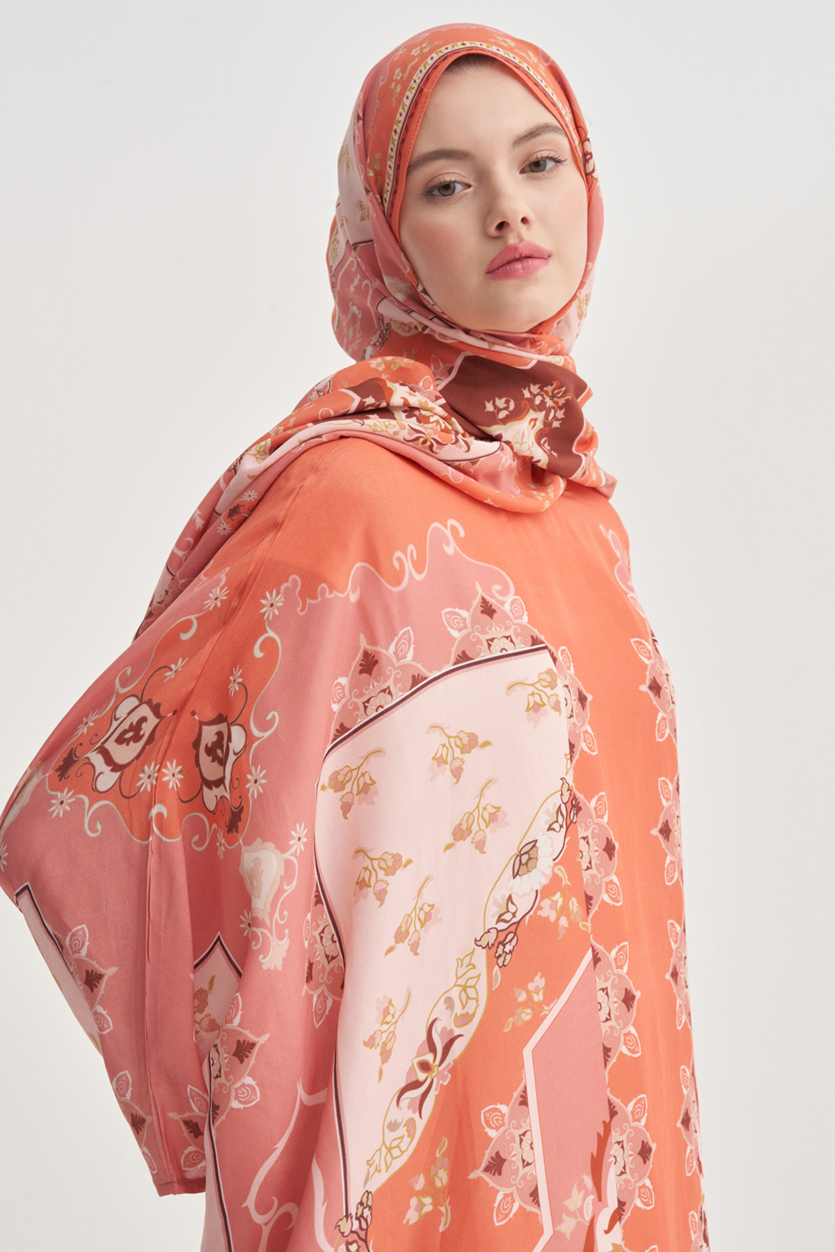 Maknesa Çiçekli Mercan Monogram Floş Şal