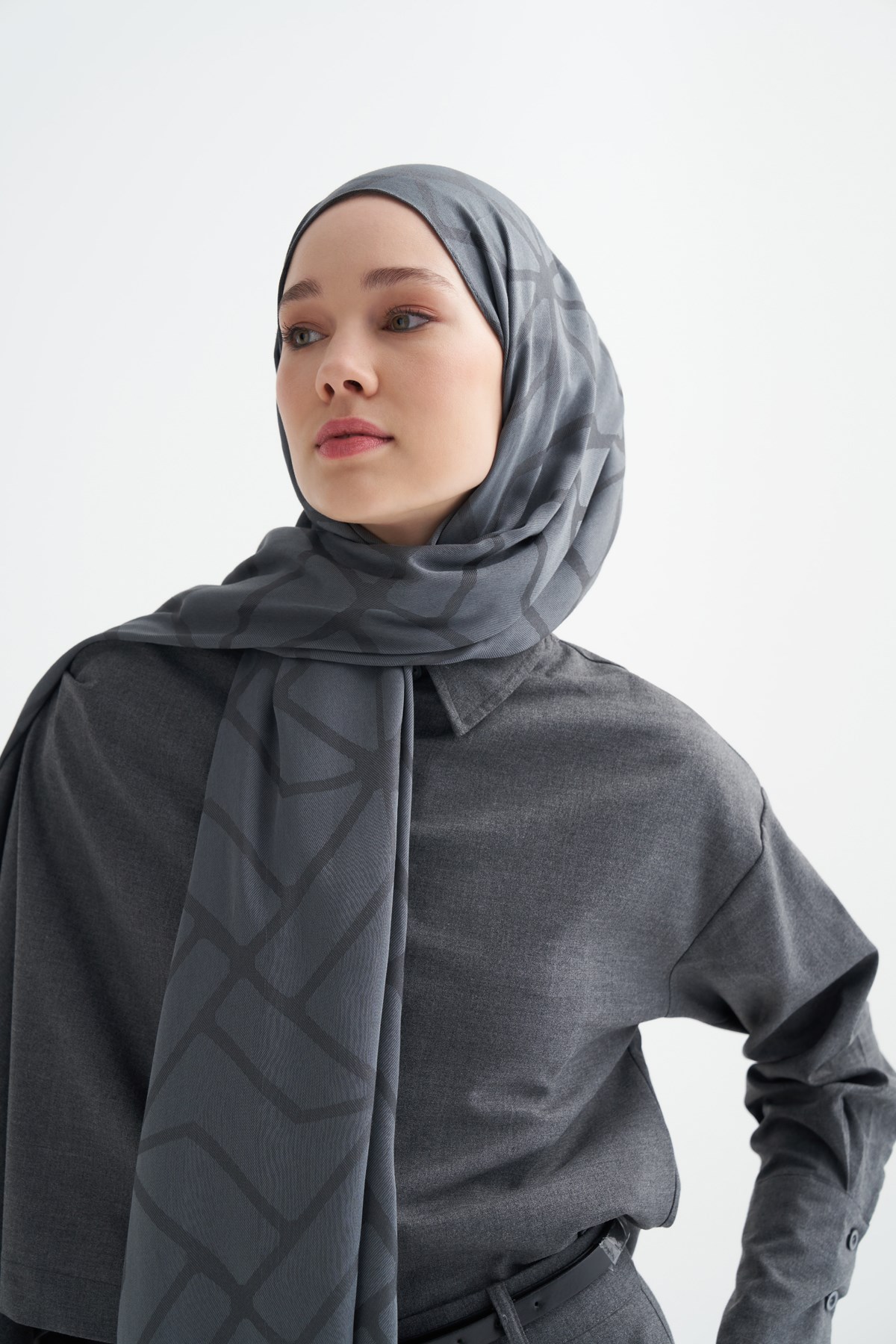 Vence Çift Taraflı Geometrik Desen İpek Şal Antrasit