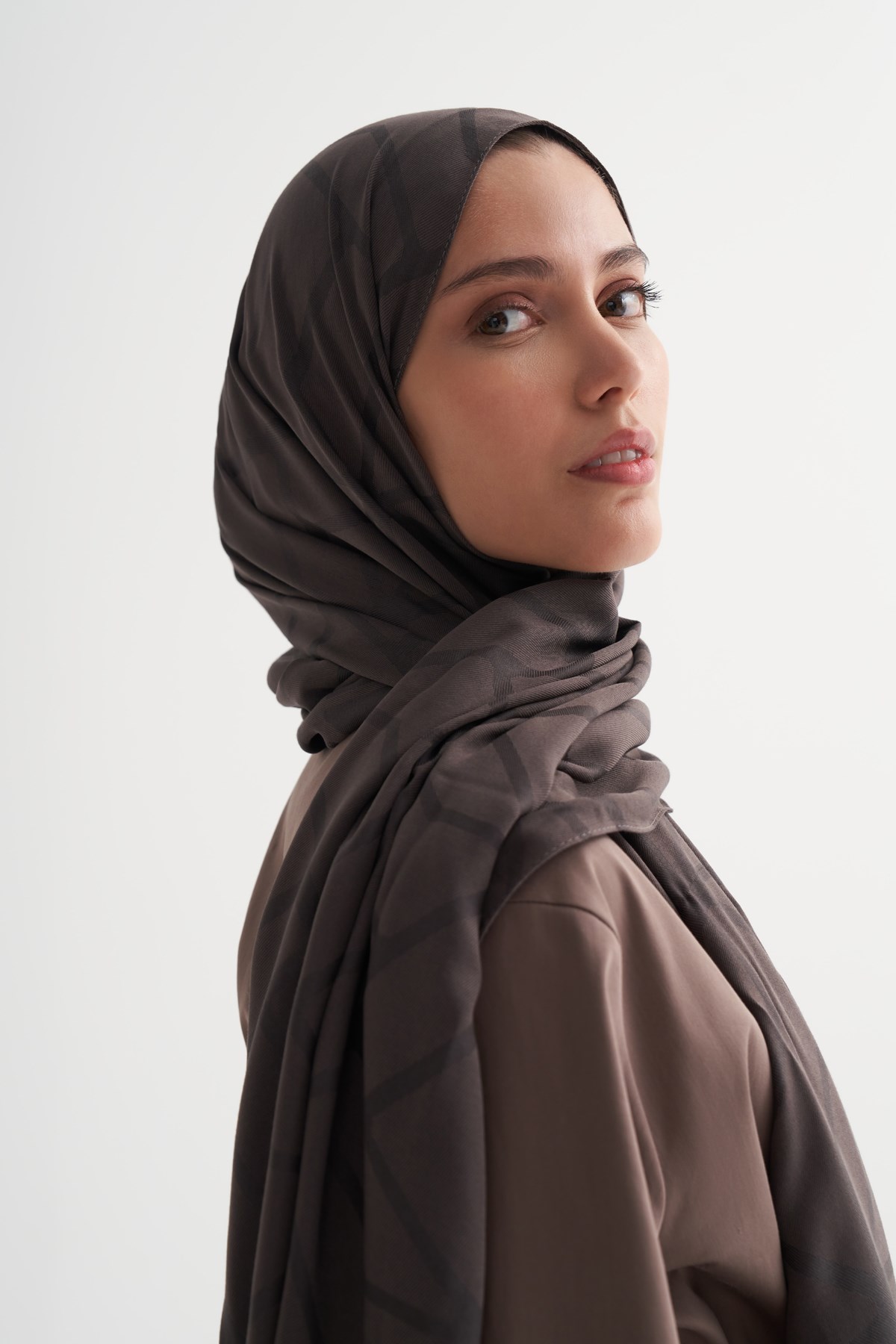 Vence Çift Taraflı Geometrik Desen İpek Şal Soft Kahve