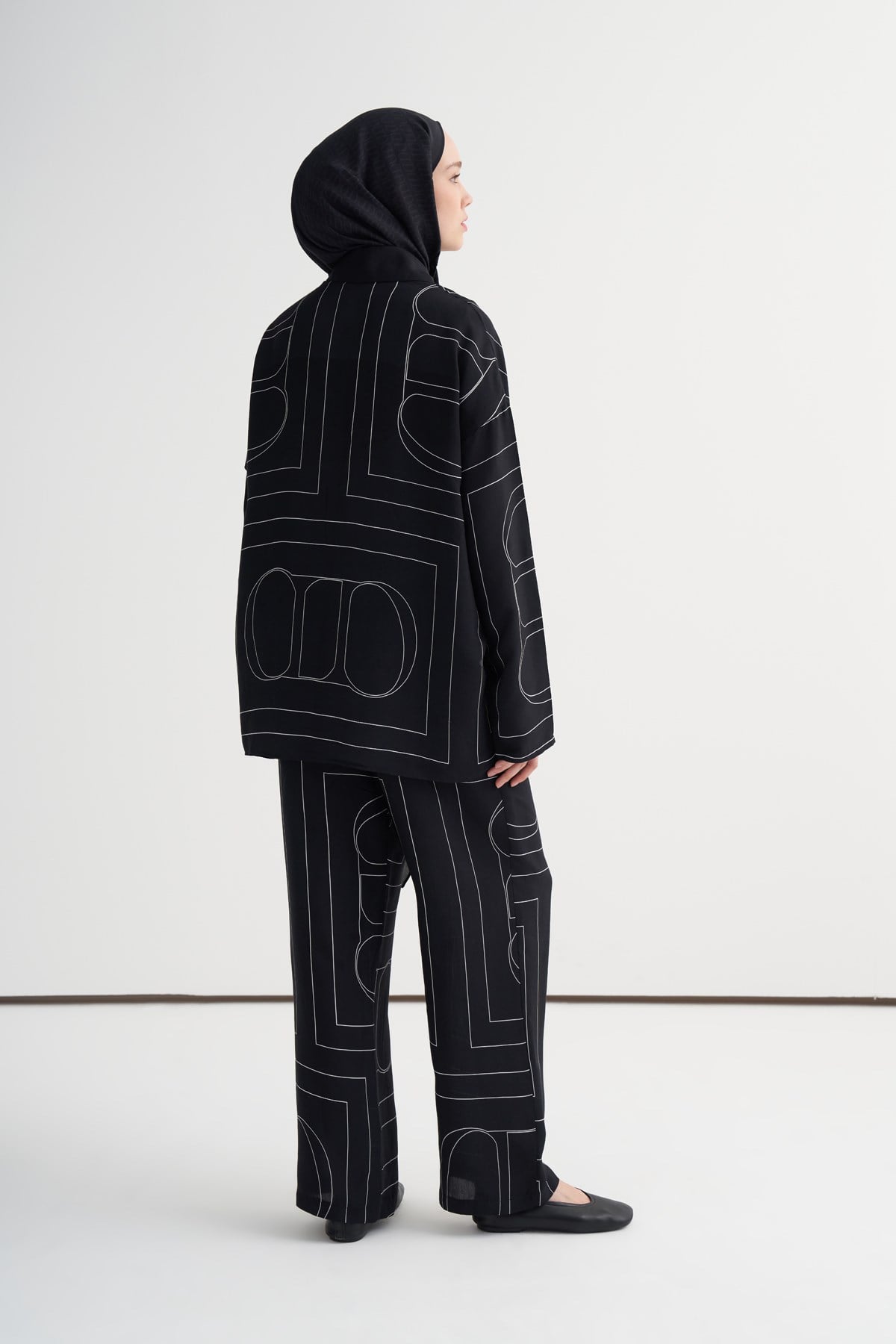 Shine Geometrik Monogram Pantolonlu Takım Siyah