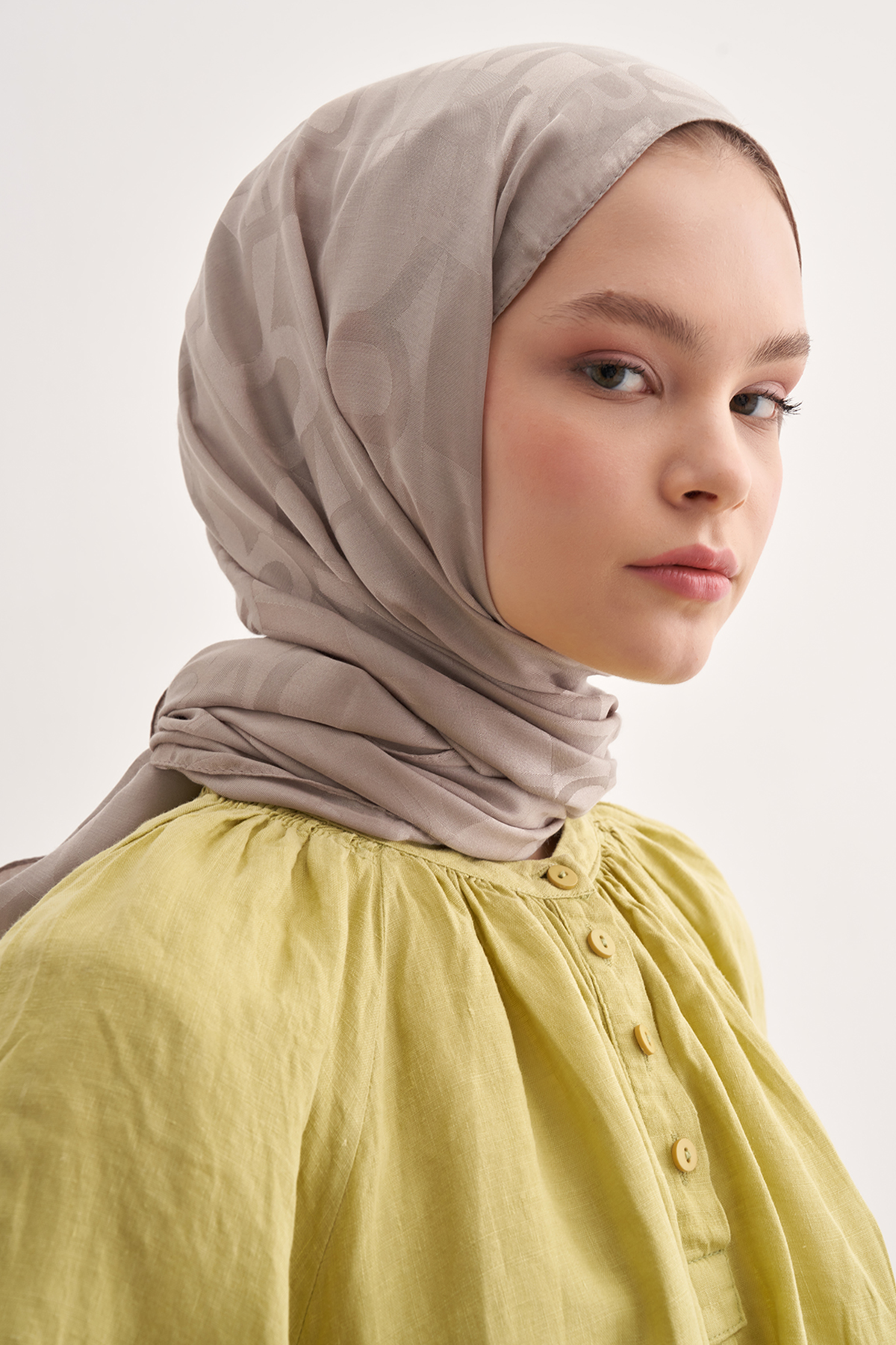 Yazı Desen Jakar İtalyan İpekli Şal Füme