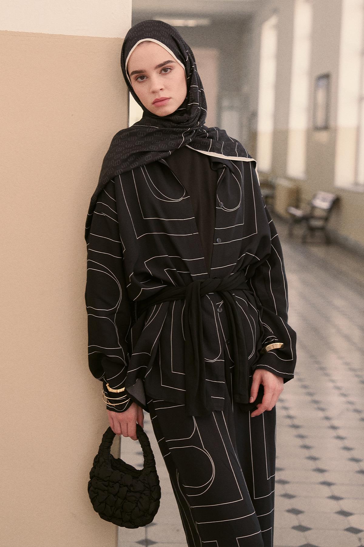 Shine Geometrik Monogram Pantolonlu Takım Siyah