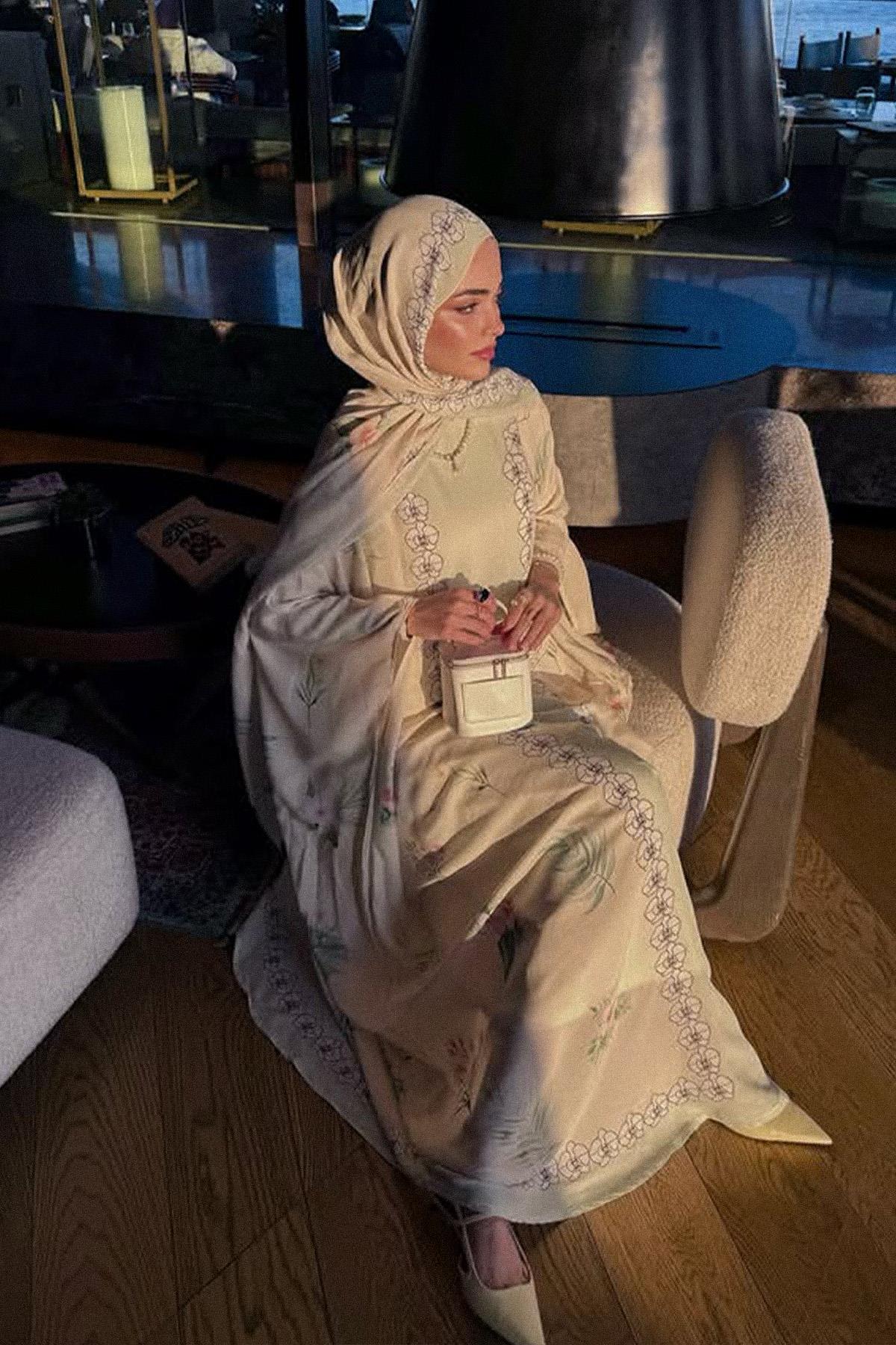 Kübra Koçun Tercihi Rosmina Krem Floş Kaftan