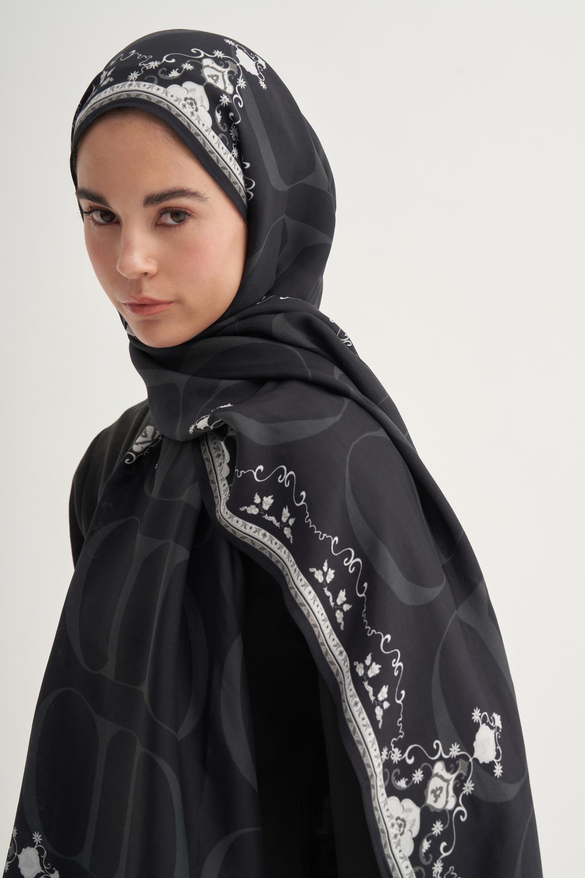 Luxe Çiçekli Monogram Floş Şal Siyah