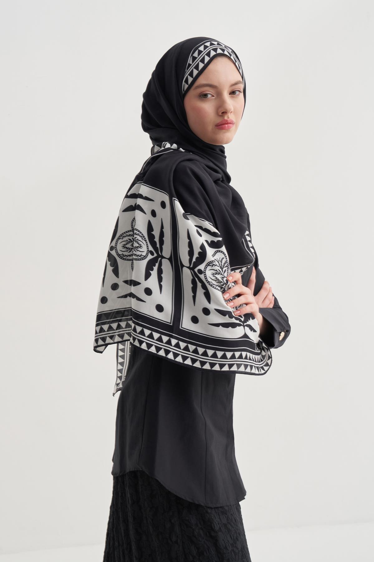 Atlas Siyah Monogram Floş Şal