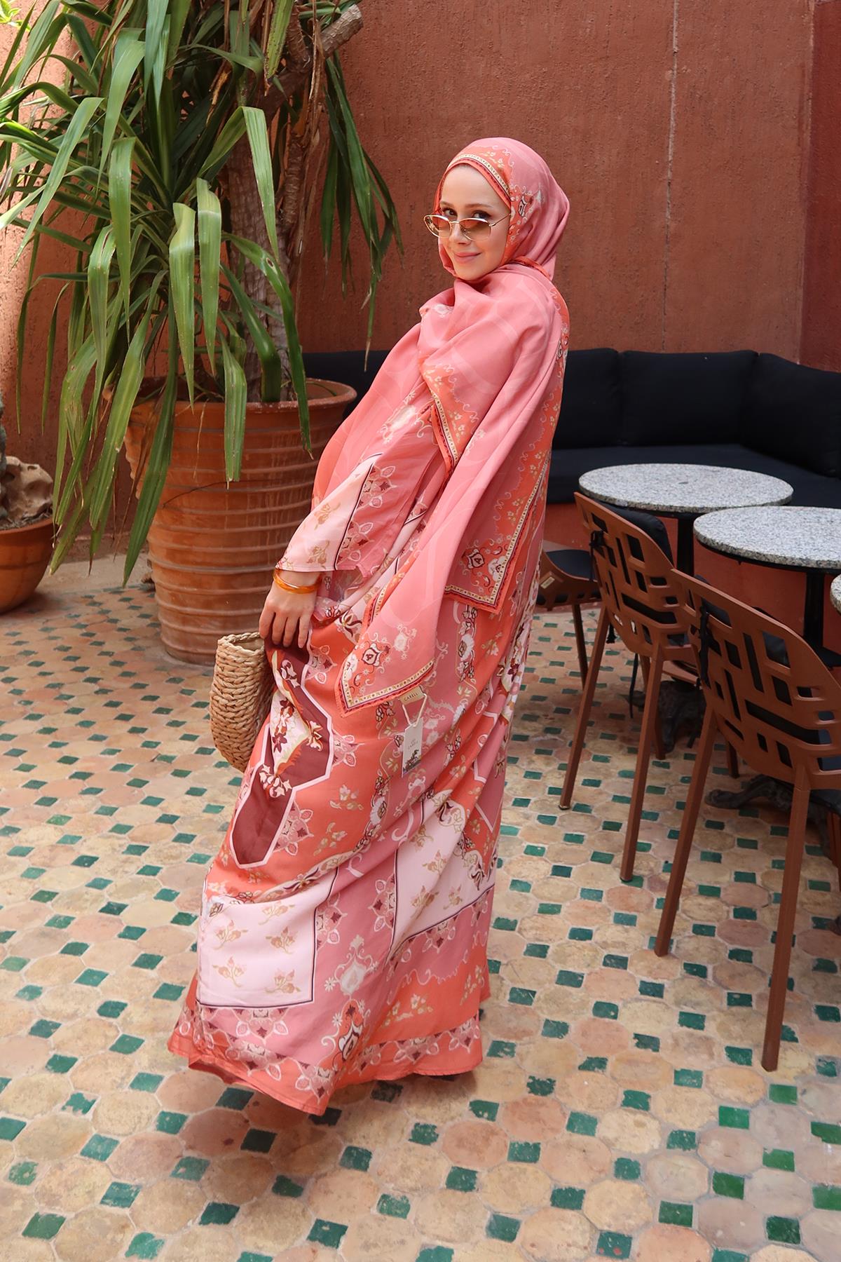 Feyza Hakyemezin Tercihi Maknesa Mercan Floş Kaftan