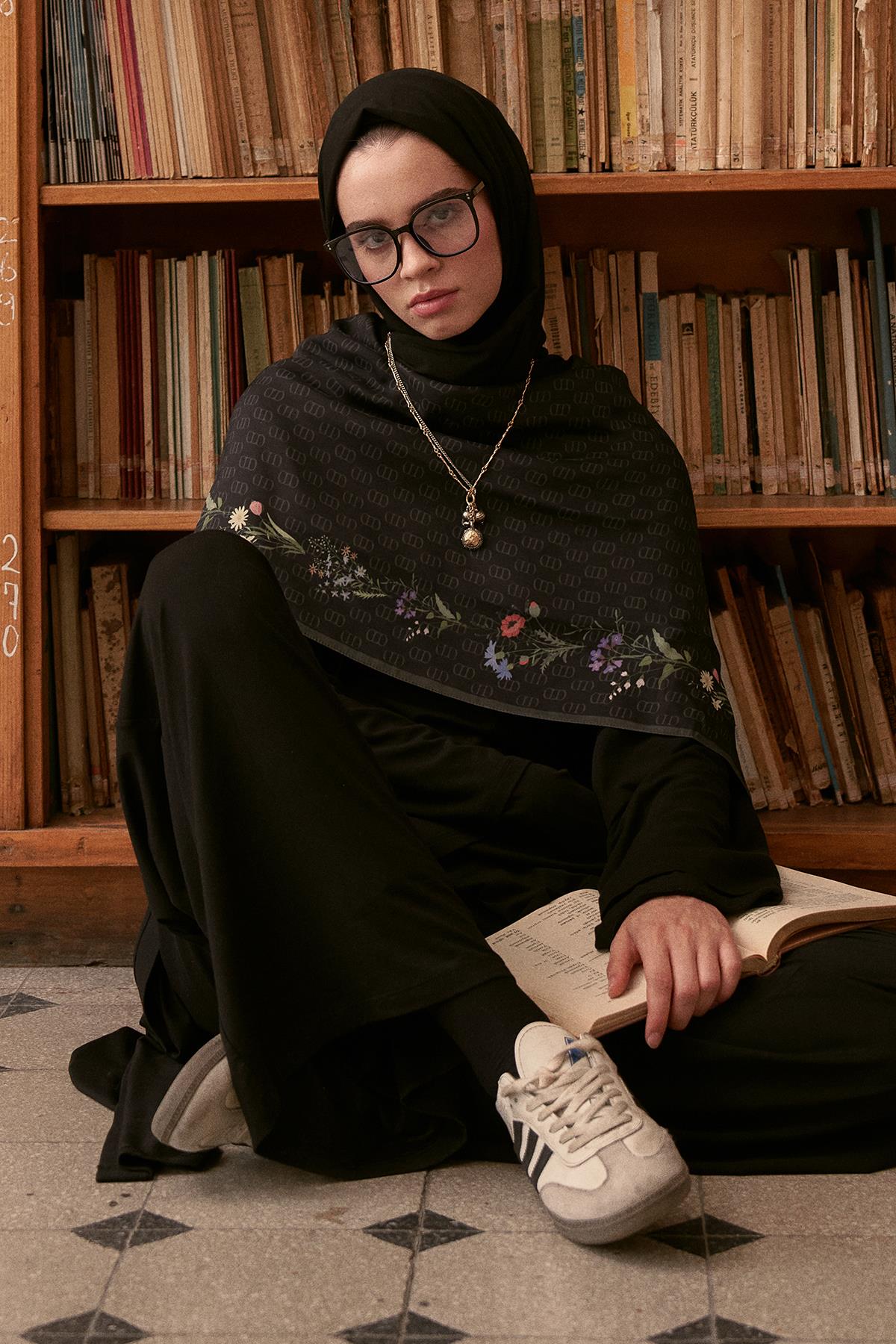 Buket Monogram Floş Şal Siyah