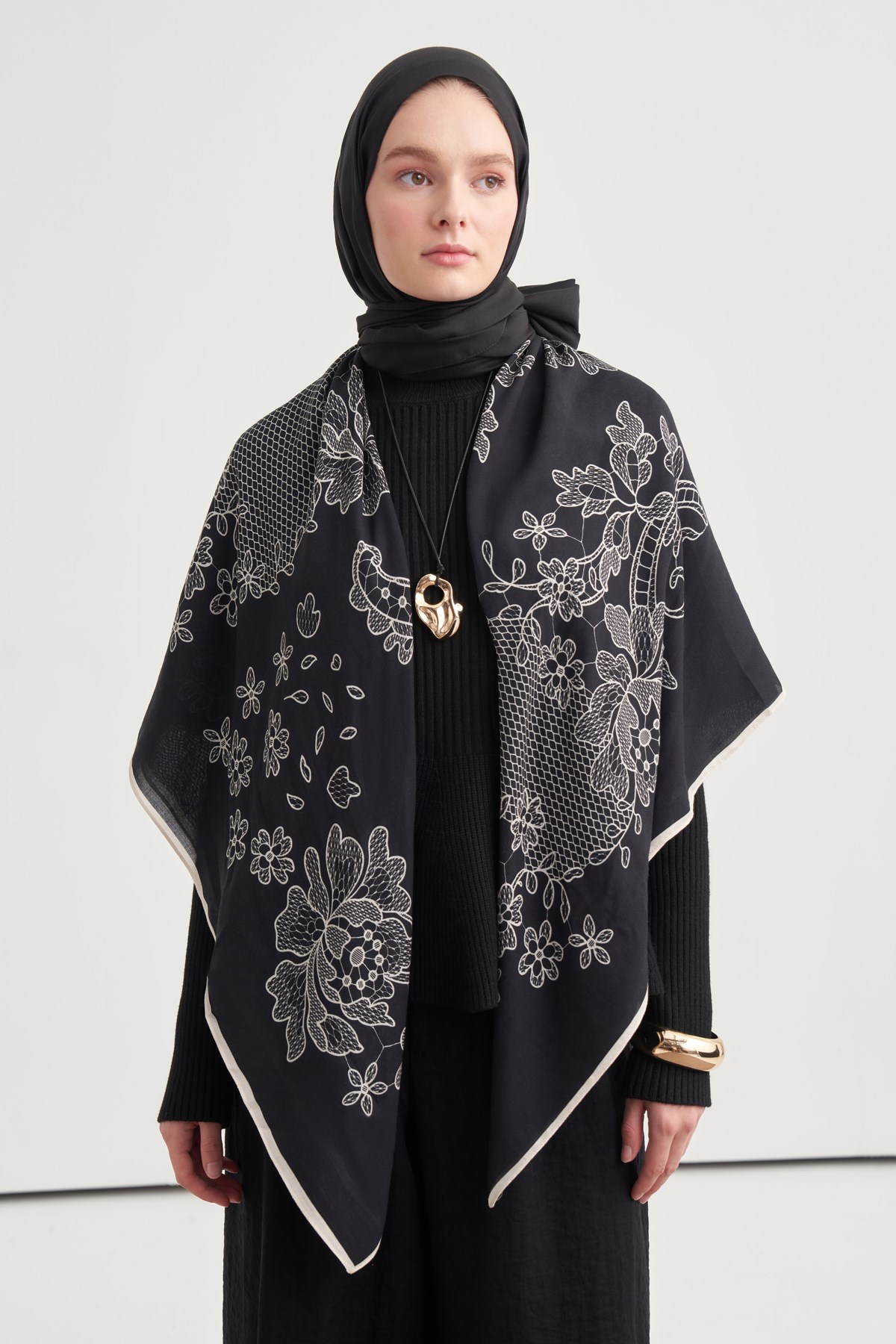 Lace Desen Norena Yünlü Omuz Şalı Siyah