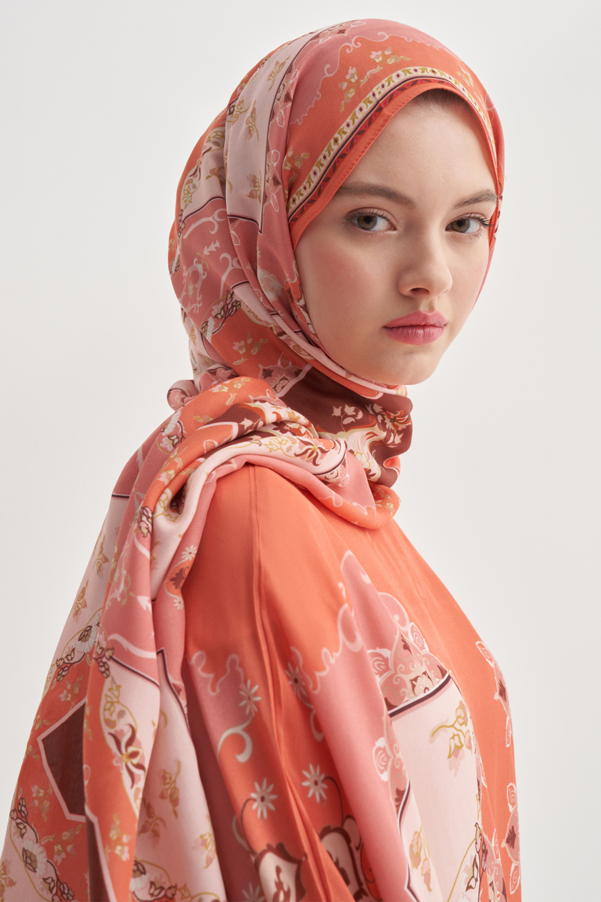 Maknesa Çiçekli Mercan Monogram Floş Şal