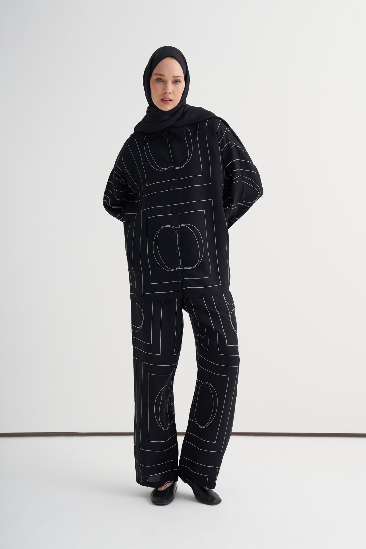 Shine Geometrik Monogram Pantolonlu Takım Siyah