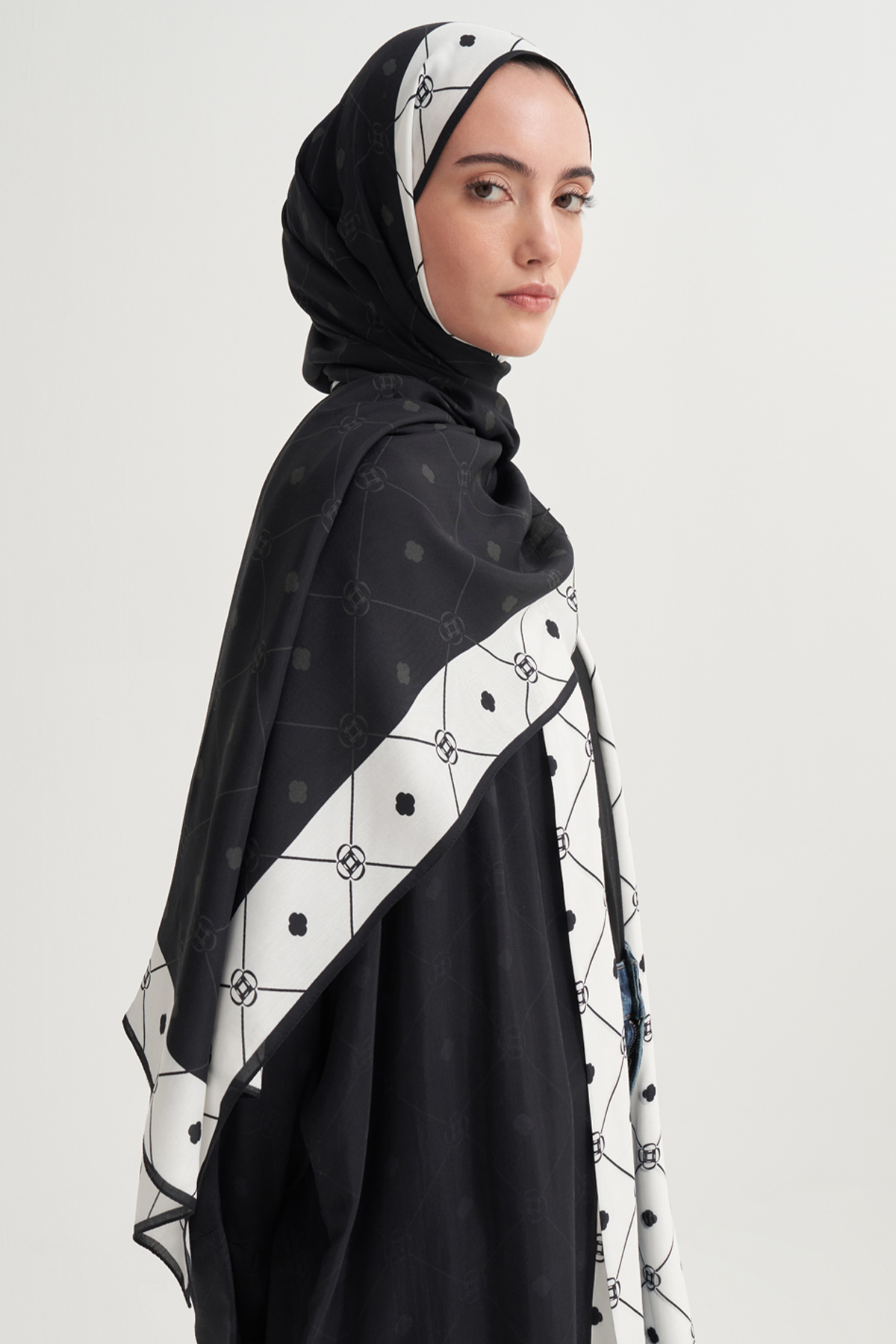 Mia Monogram Floş Şal Siyah