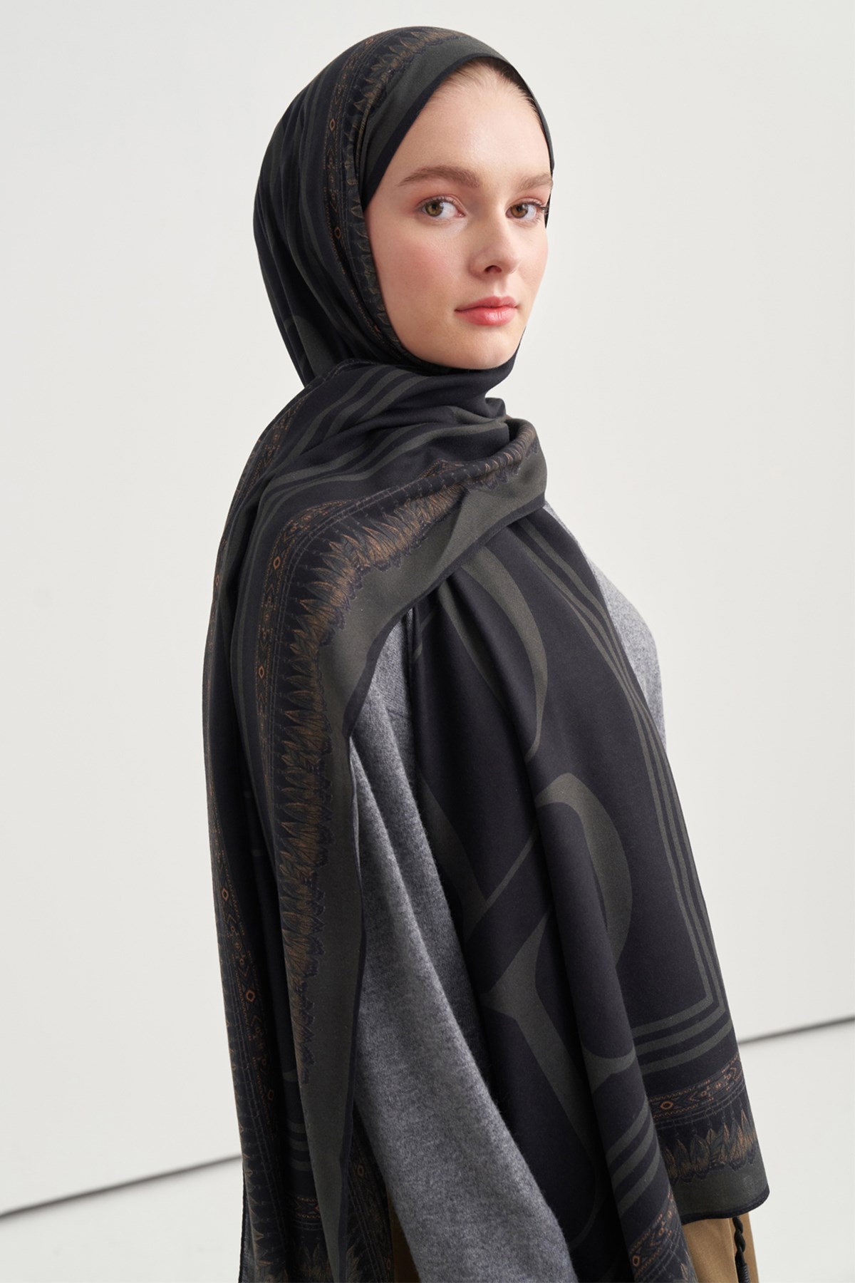 Monogram Desen Norena Yünlü Şal Siyah