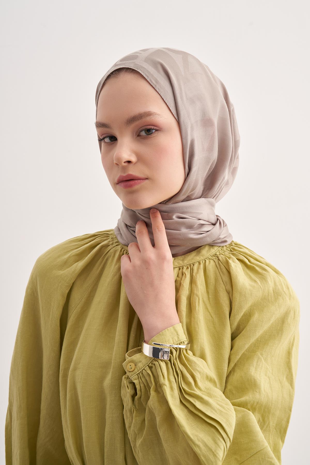 Yazı Desen Jakar İtalyan İpekli Şal Füme