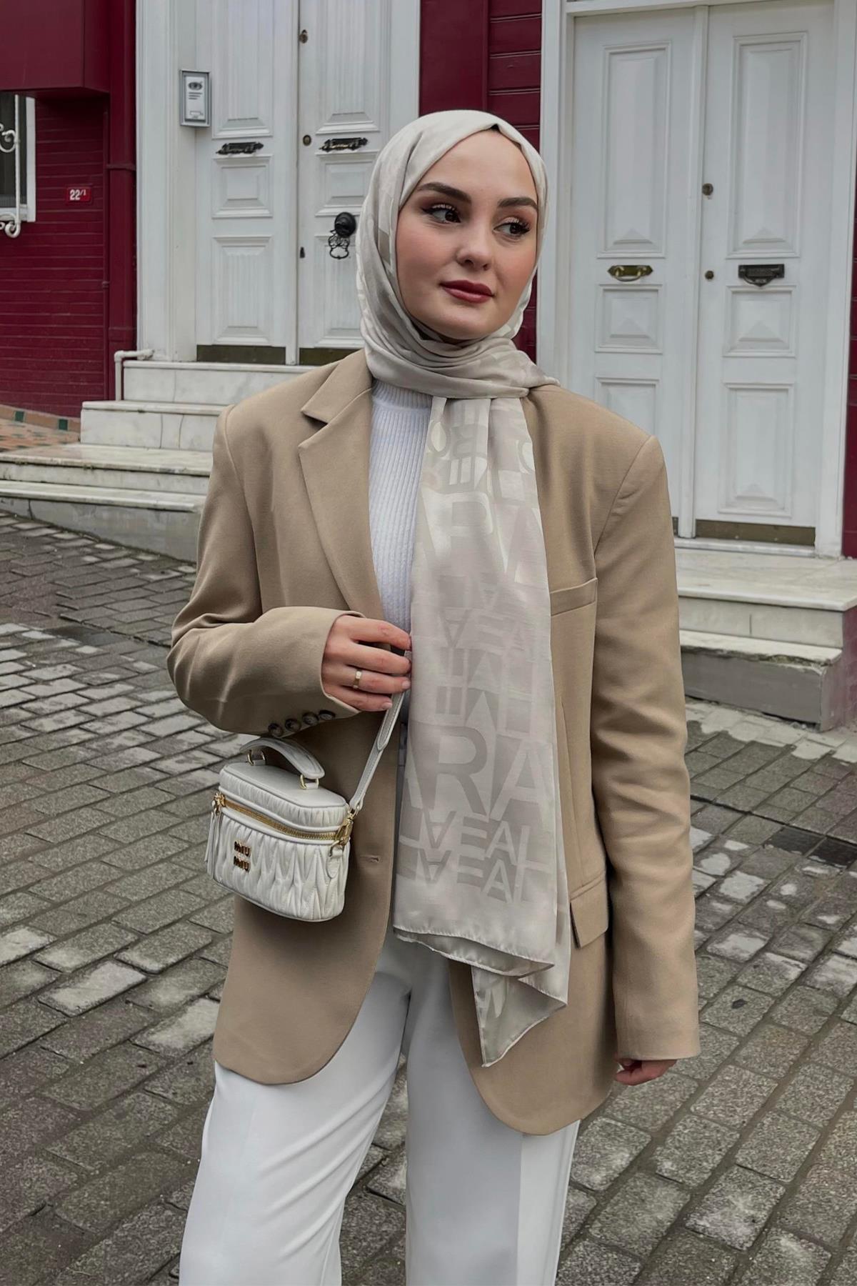 Aleynanın Tercihi Yazı Desen Jakar İtalyan İpekli Şal Camel