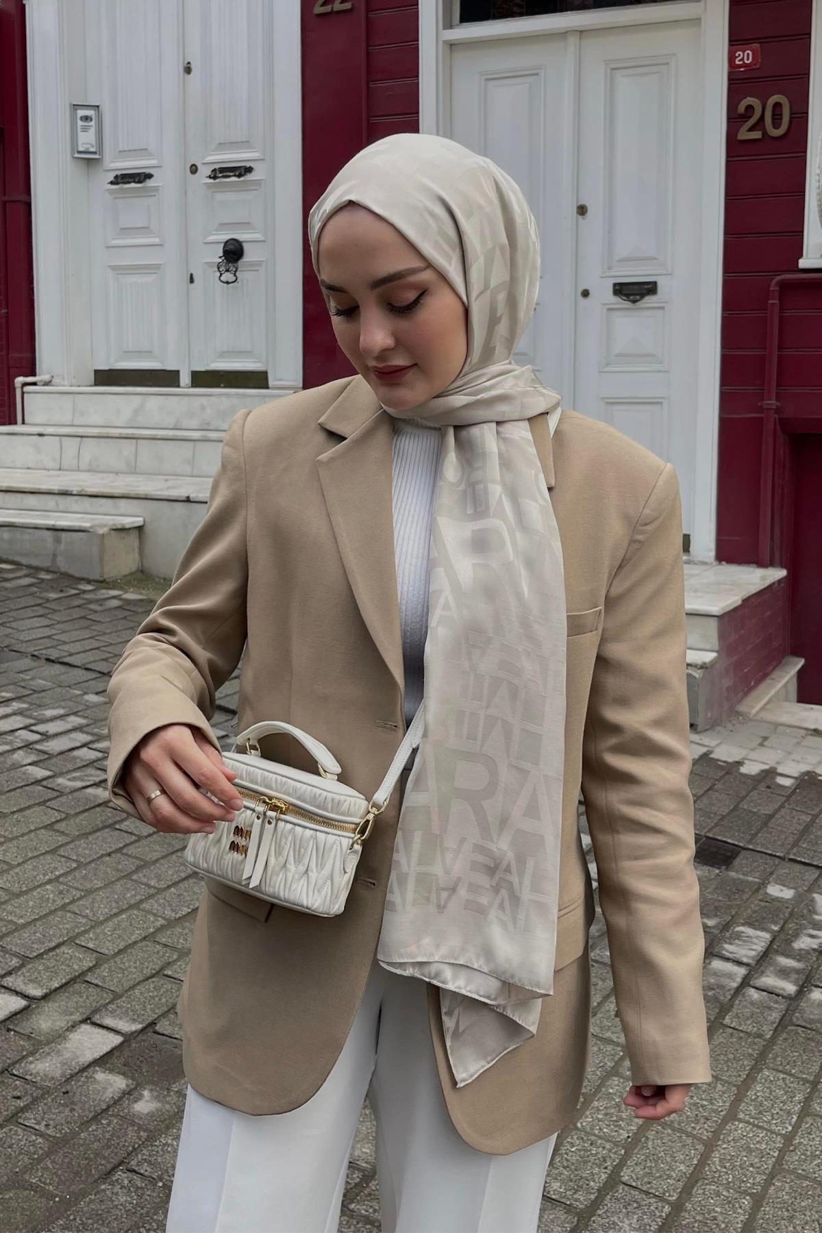 Aleynanın Tercihi Yazı Desen Jakar İtalyan İpekli Şal Camel