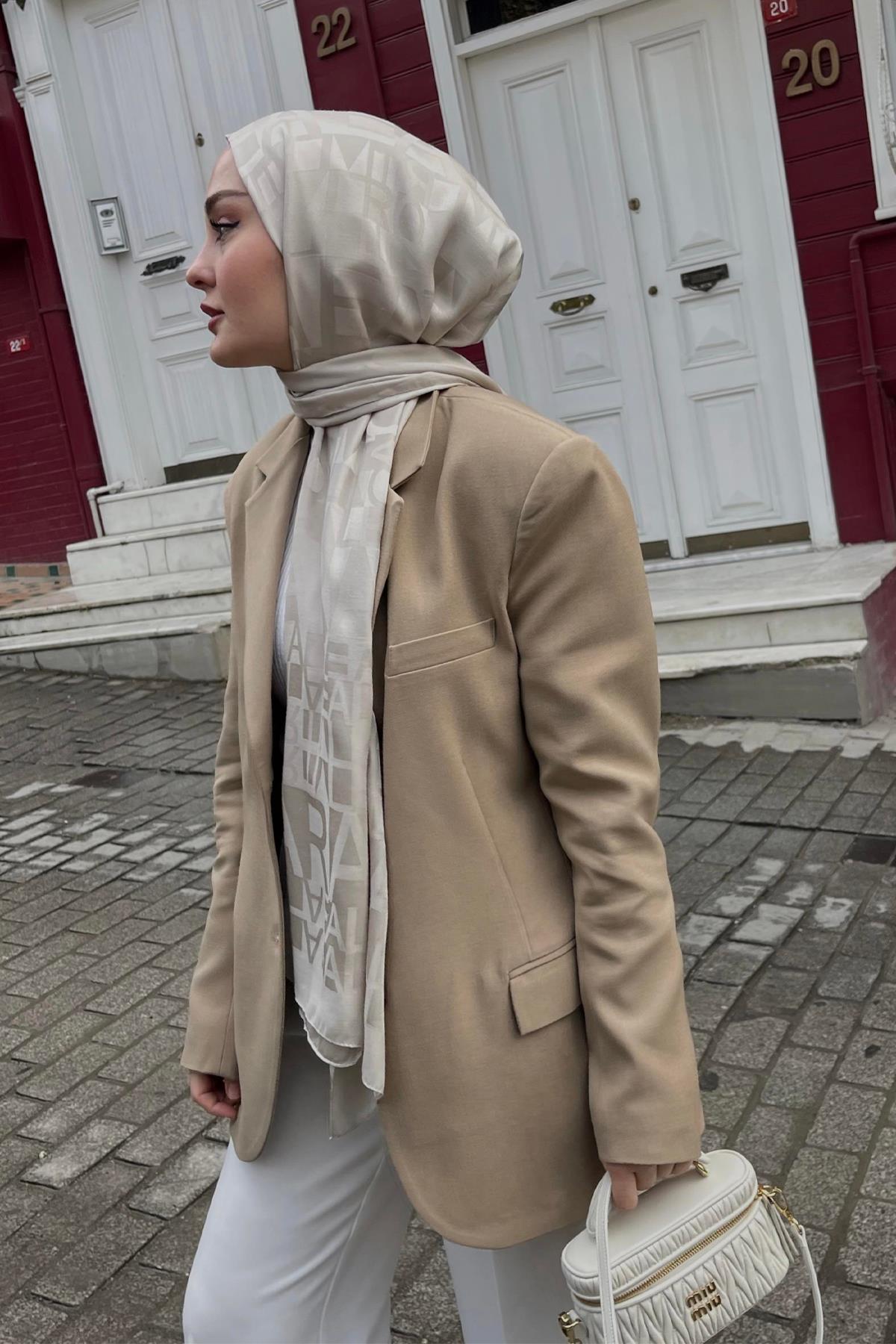 Aleynanın Tercihi Yazı Desen Jakar İtalyan İpekli Şal Camel