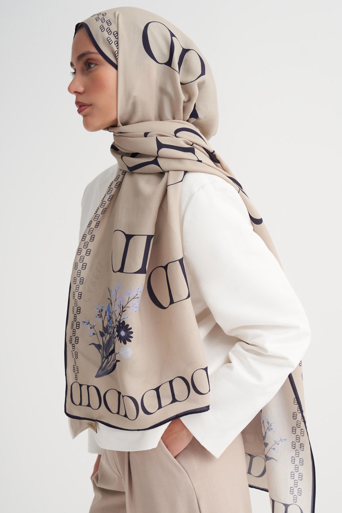 Elegance Monogram Floş Şal Latte