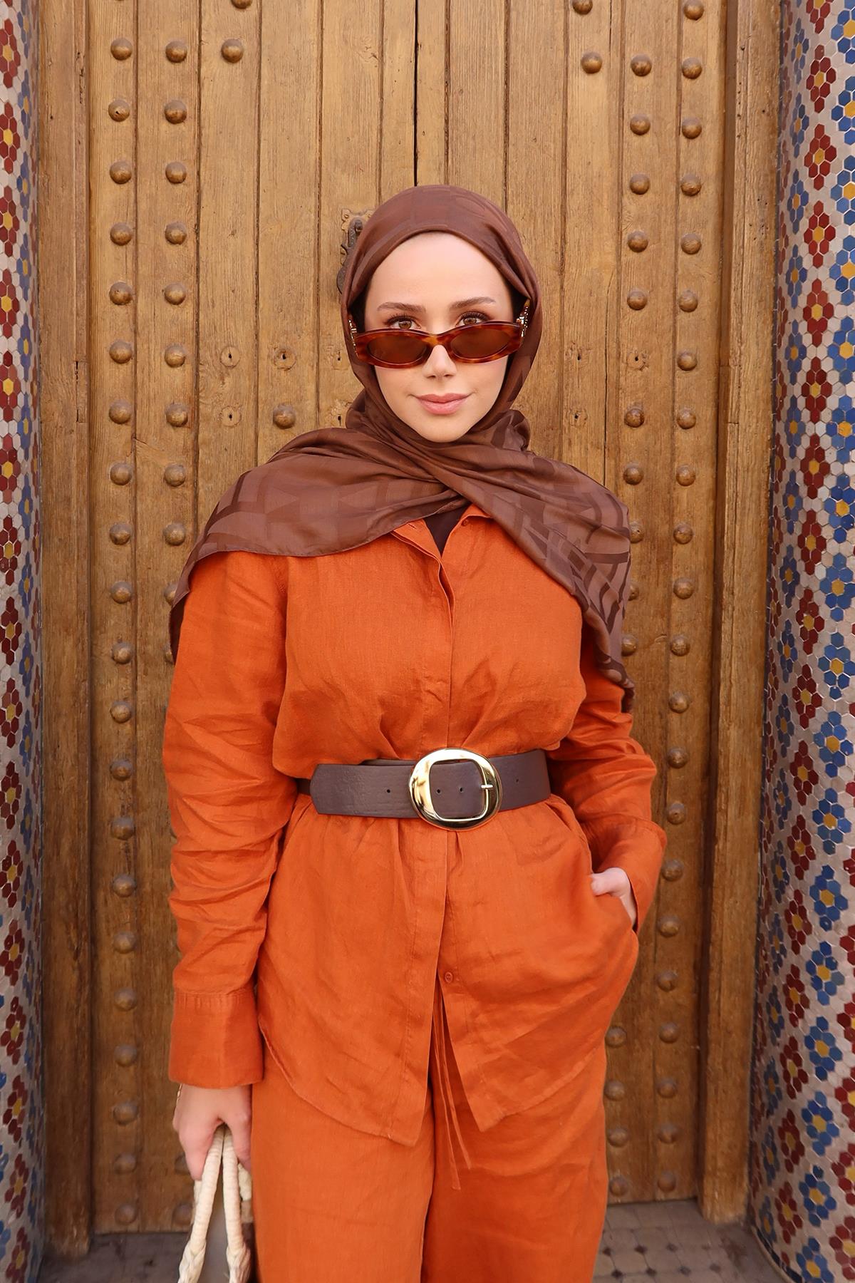 Feyza Hakyemezin Tercihi Yazı Desen Jakar İtalyan İpekli Şal Küllü Kahve