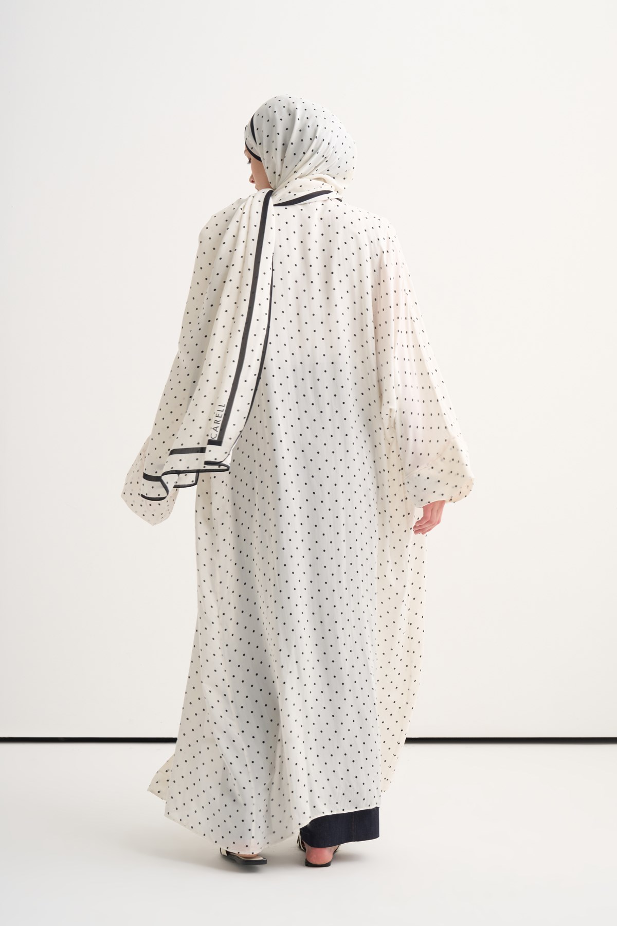 Puantiye Desen Floş Abaya Beyaz