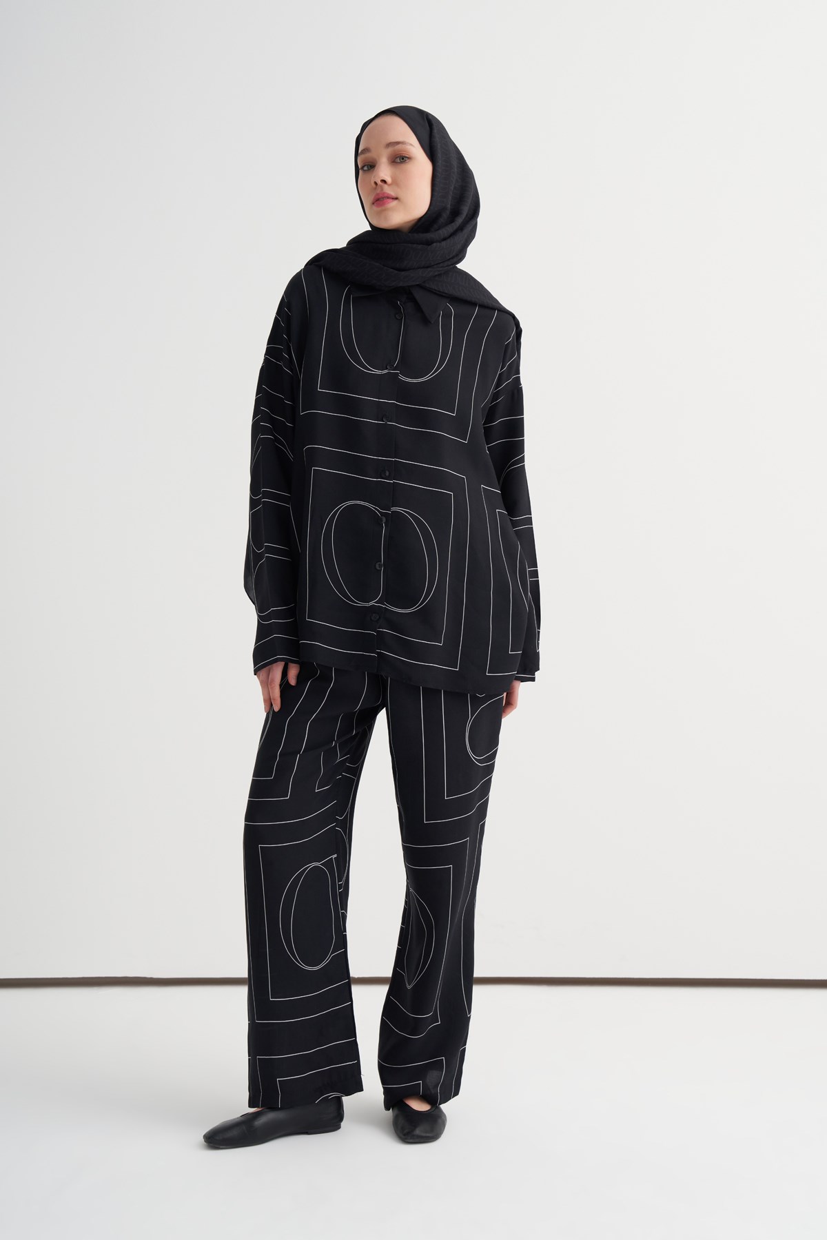 Shine Geometrik Monogram Pantolonlu Takım Siyah
