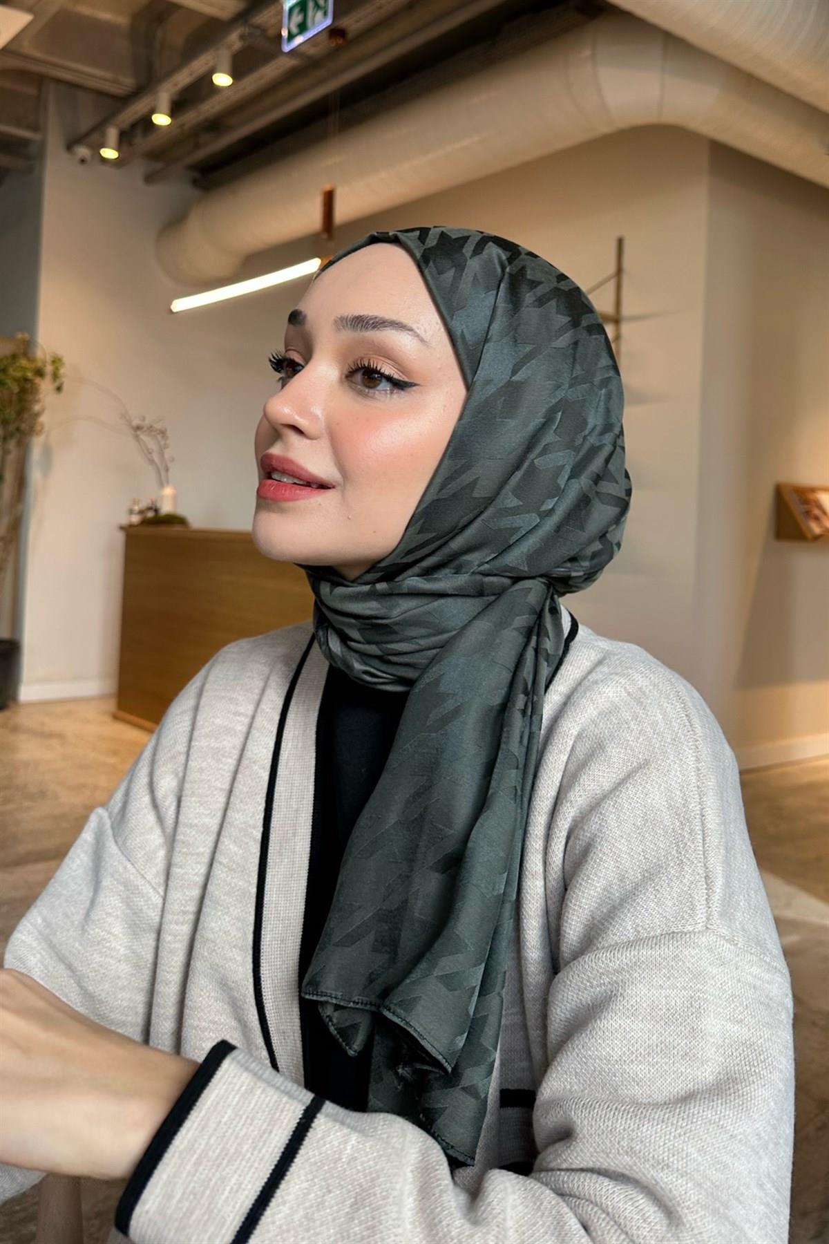 Bilgenin Tercihi Kazayağı Jakar İtalyan İpekli Şal Haki