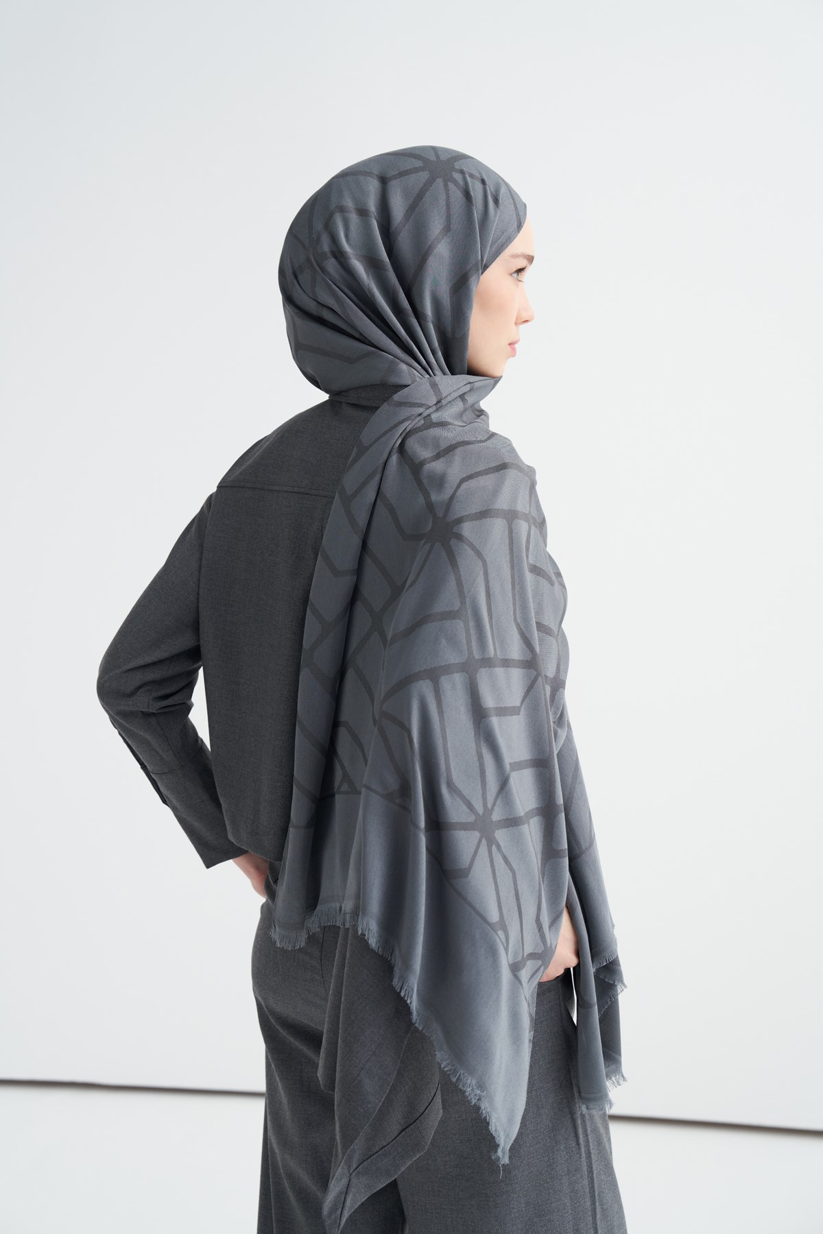 Vence Çift Taraflı Geometrik Desen İpek Şal Antrasit