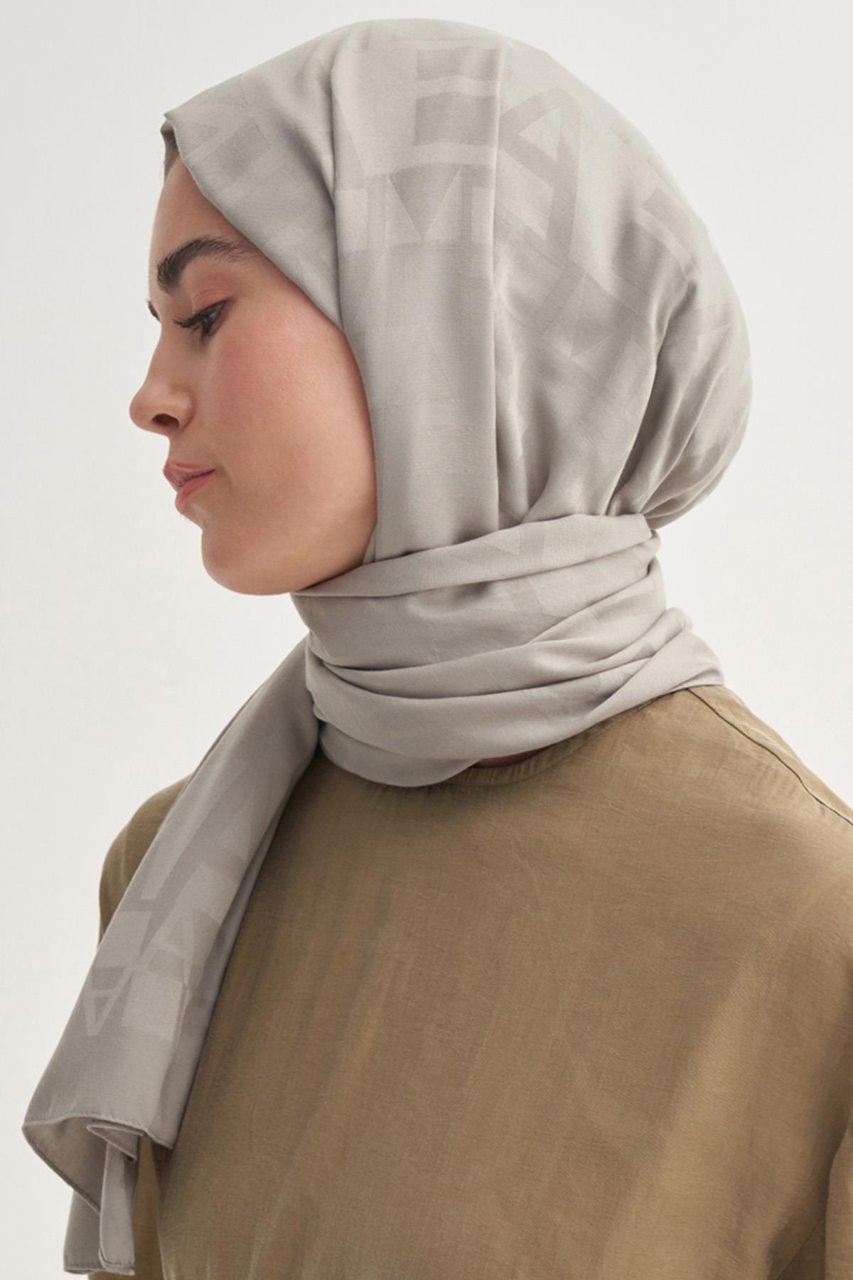 Yazı Desen Jakar İtalyan İpekli Şal Açık Gri