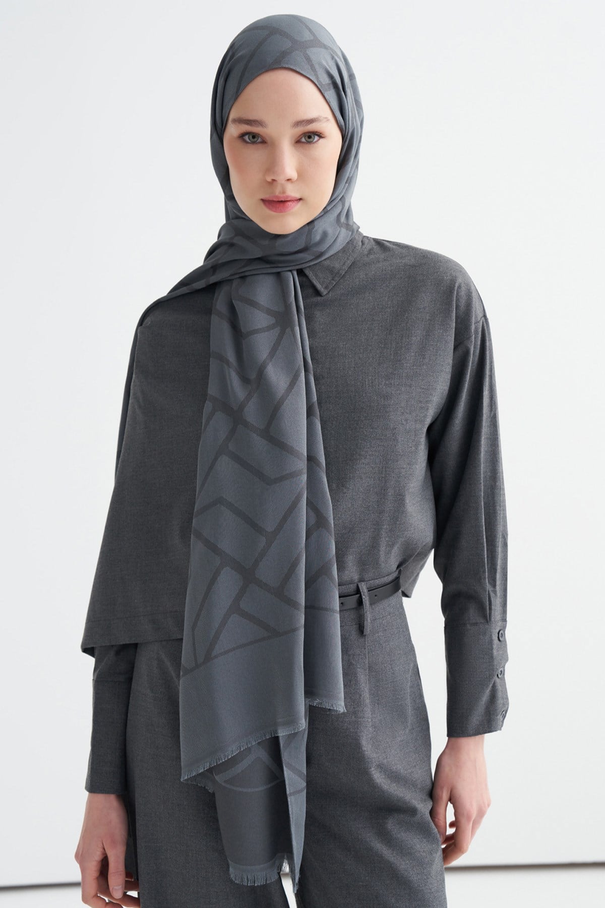 Vence Çift Taraflı Geometrik Desen İpek Şal Antrasit