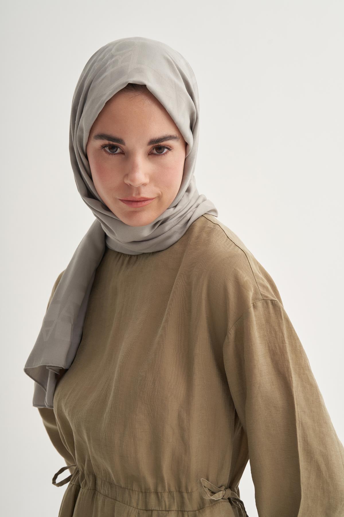 Yazı Desen Jakar İtalyan İpekli Şal Açık Gri