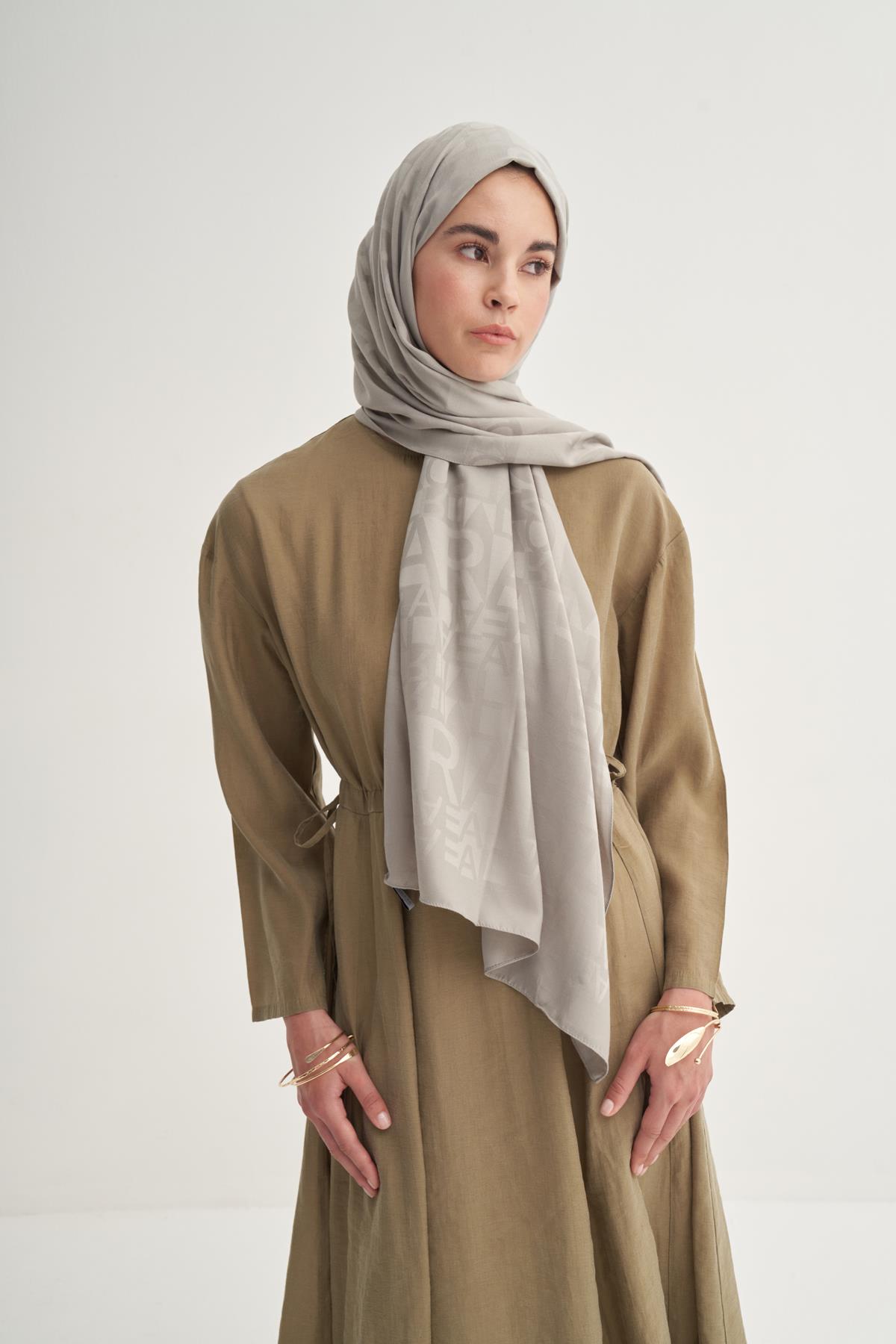 Yazı Desen Jakar İtalyan İpekli Şal Açık Gri