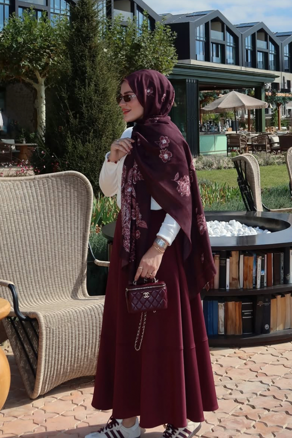 Tuğbanın Tercihi Floriva Monogram Floş Şal Kızıl