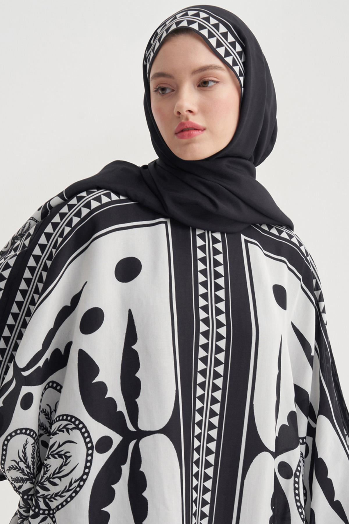 Atlas Siyah Monogram Floş Şal