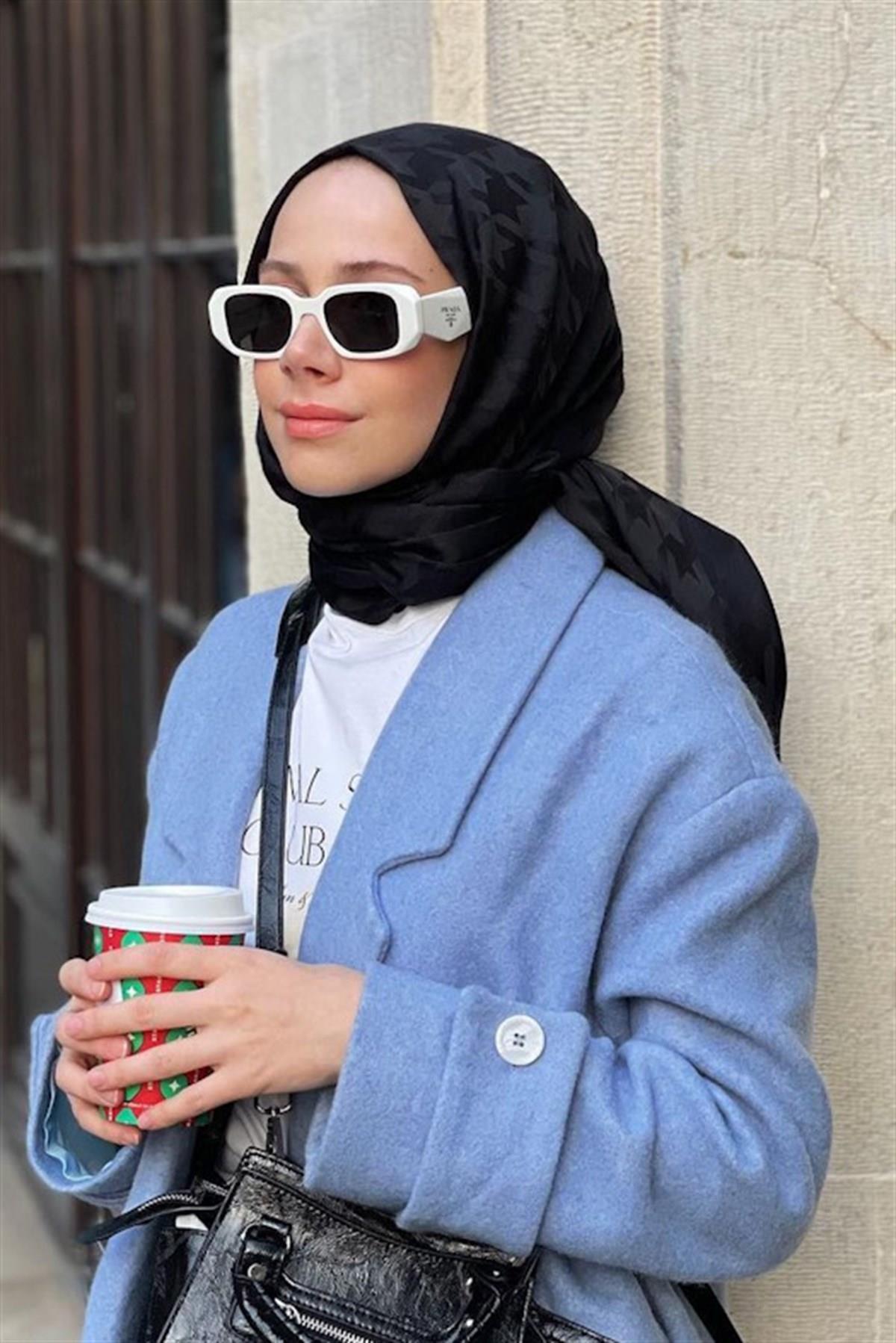 Feyza Hakyemezin Tercihi Kazayağı İtalyan Jakar İpekli Şal Siyah