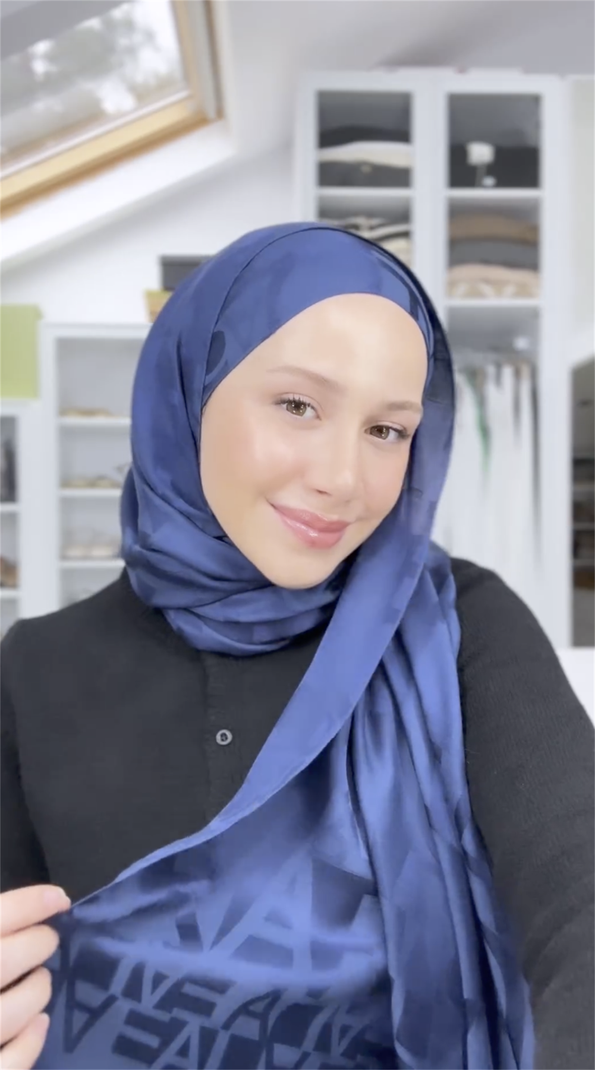 Feyzanın Tercihi Yazı Desen Jakar İtalyan İpekli Şal Lacivert