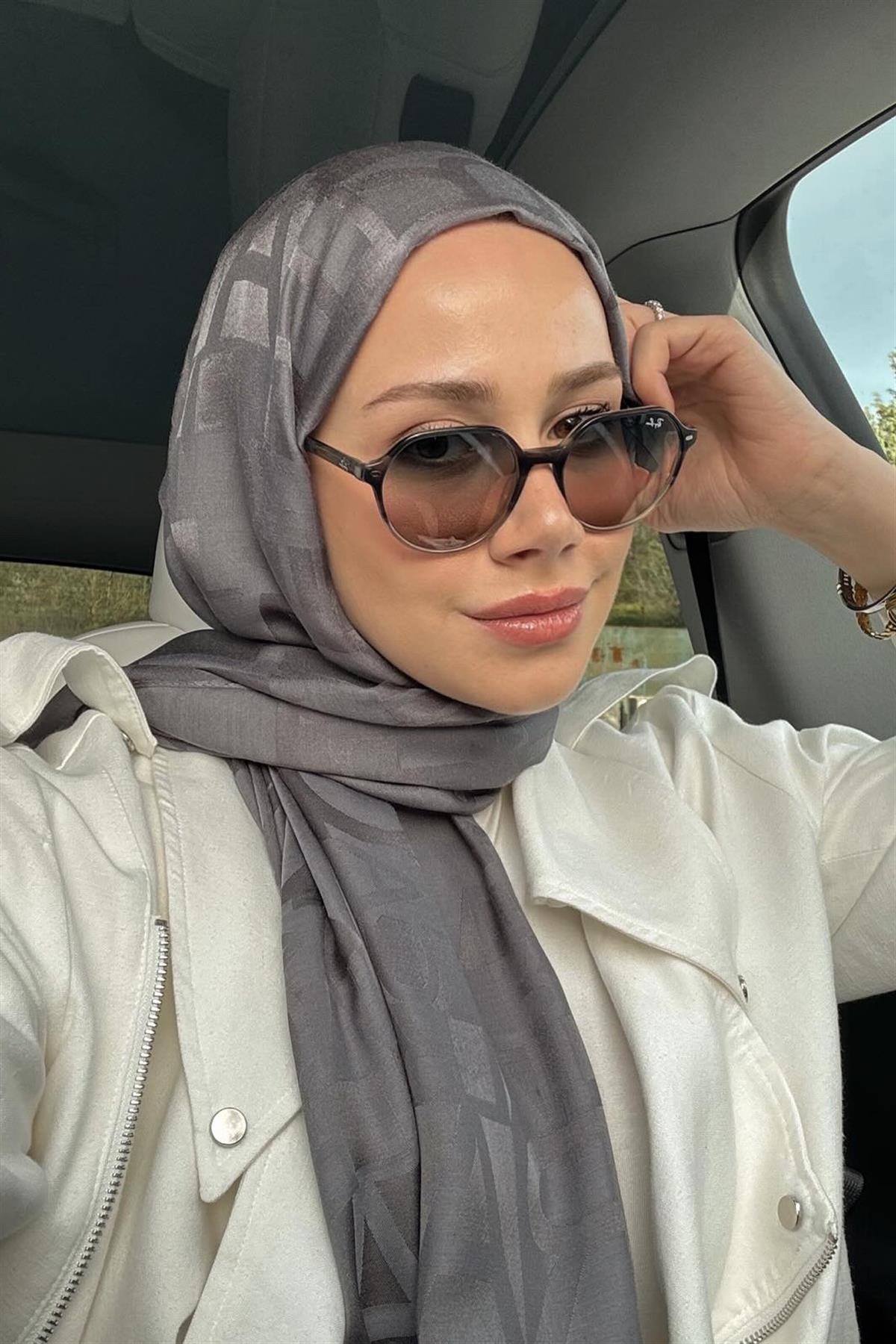 Feyzanın Tercihi Yazı Desen Jakar İtalyan İpekli Şal Gri