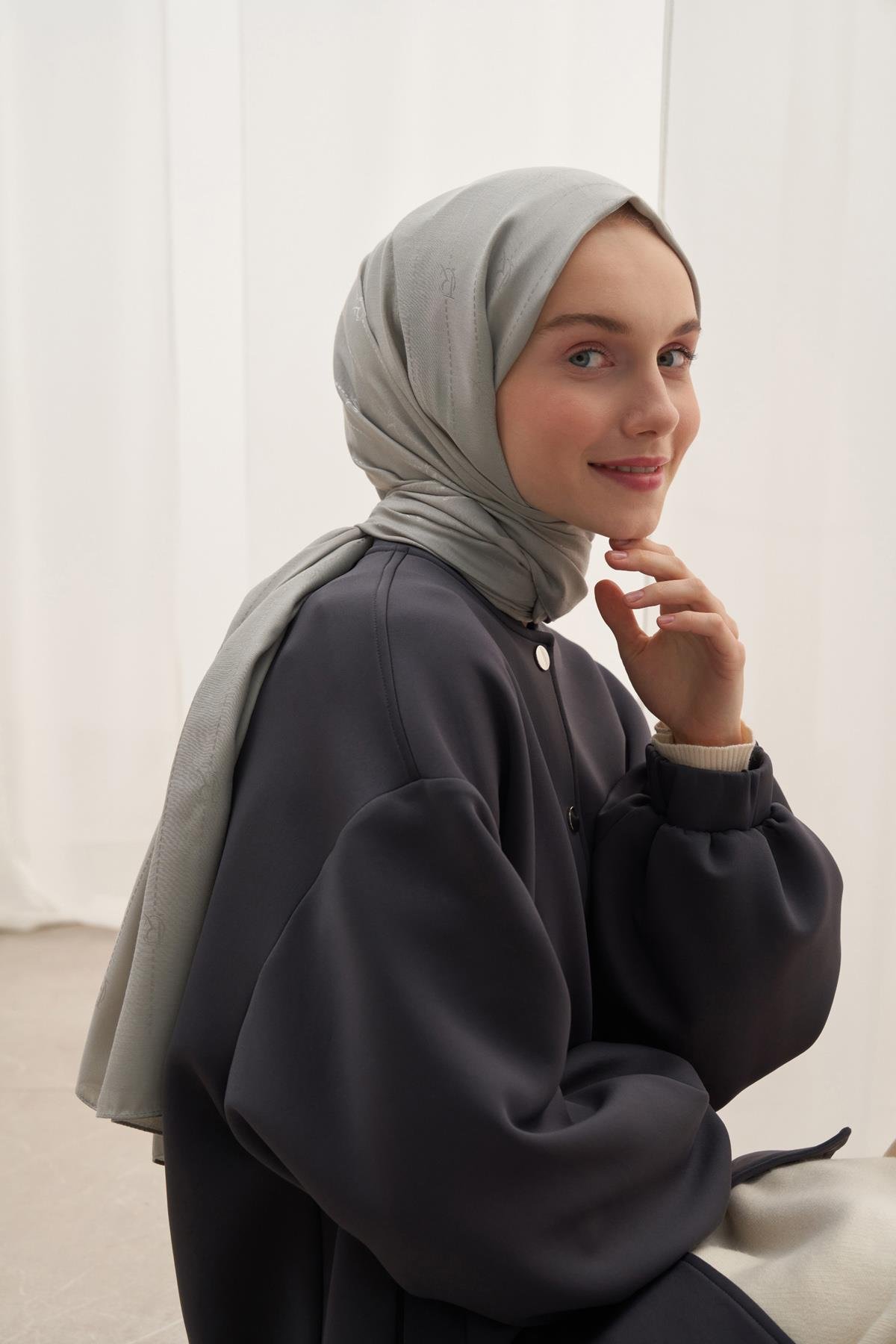 Monogram Jakar İtalyan İpekli Şal Açık Gri